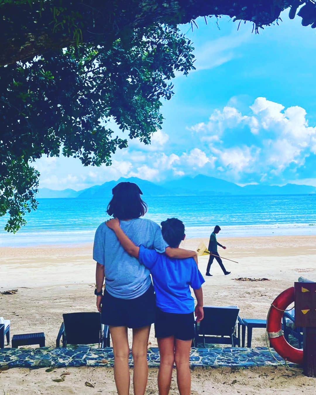 田波涼子さんのインスタグラム写真 - (田波涼子Instagram)「どこを見ても緑がいっぱいでジャングルの中に住んでいるみたいで気持ちいい🐒 本を読んだり、子供達と海やプールで遊んだり、スパやハイキングetc…本当に癒される。  育ってゆく息子との時間を大事に❤︎」3月26日 17時51分 - ryokotanami.idea