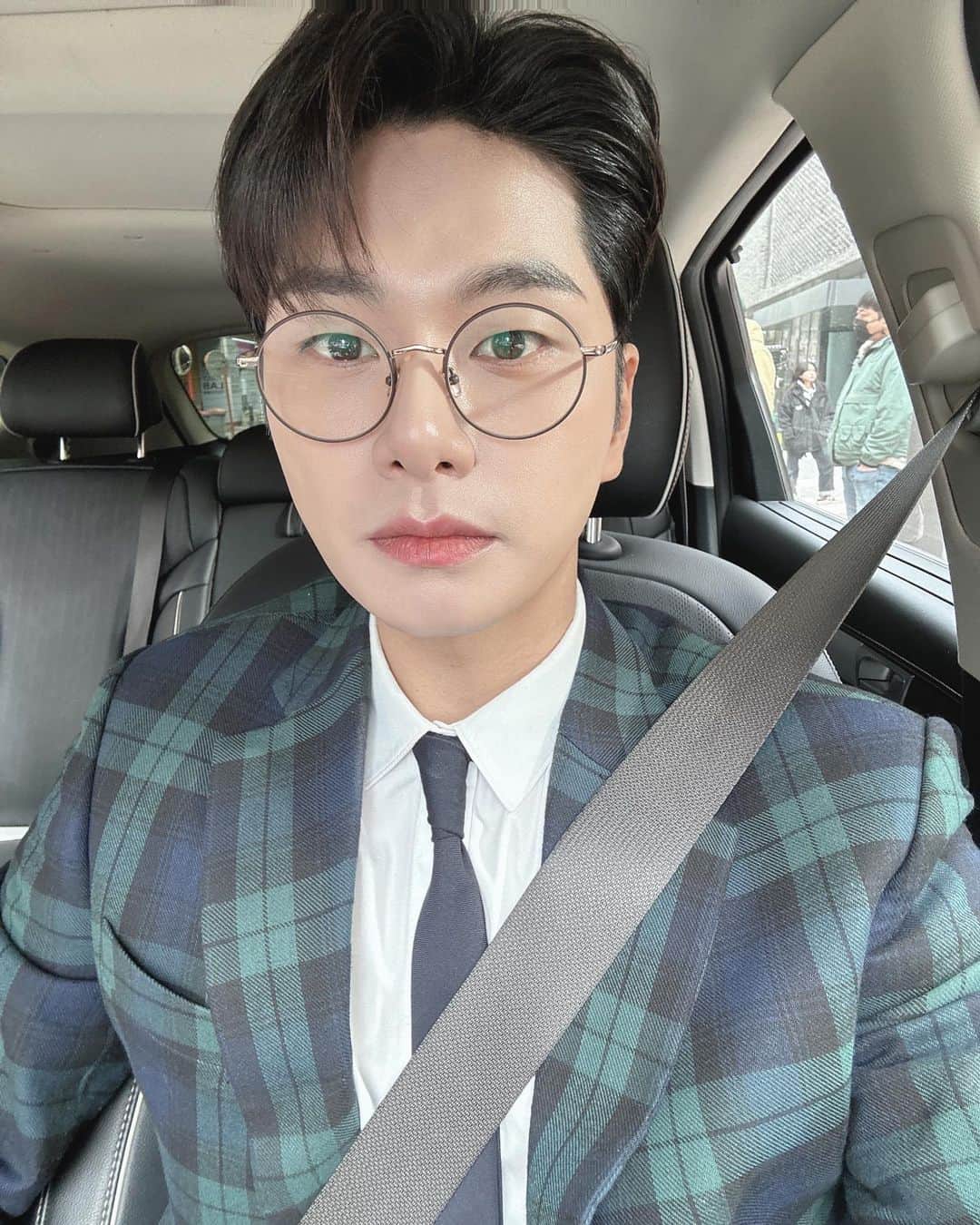 のインスタグラム：「🤓」
