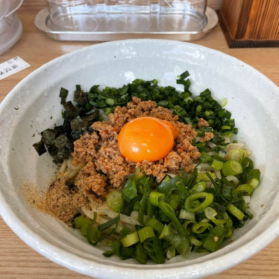 のインスタグラム：「【大阪府・鶴見区】 こだわりの自家製麺【麺屋 中田】 . 鶴見区にあるラーメン屋さん♪今回はまぜそばをいただきました！ 濃いめに味付けされたそぼろに、卵黄とネギがよく合っていて美味しい(^^)/ 麺もモチっとしていて癖になりそうでした！ お茶碗一杯分もある追いご飯のボリュームにもびっくり(´▽｀) . . @homelife_local では #homelife_大阪 をつけて投稿された素敵な大阪の写真を紹介していきます。大好きな大阪を一緒に盛り上げていきましょう。 .  . #麺屋中田 #中田 #鶴見緑地駅 #鶴見緑地 #まぜそば #自家製麺 #ラーメン #麺屋 #麺 #鶴見区 #鶴見緑地まぜそば #鶴見緑地駅グルメ #鶴見区グルメ #大阪市グルメ #鶴見まぜそば #大阪グルメ #鶴見グルメ #麺スタグラム #亜麻仁 #大阪女子会 #大阪旅行 #大阪観光 #そうだ大阪行こう #大阪 #観光 #yummy #japan #japantrip #japantrip2023」