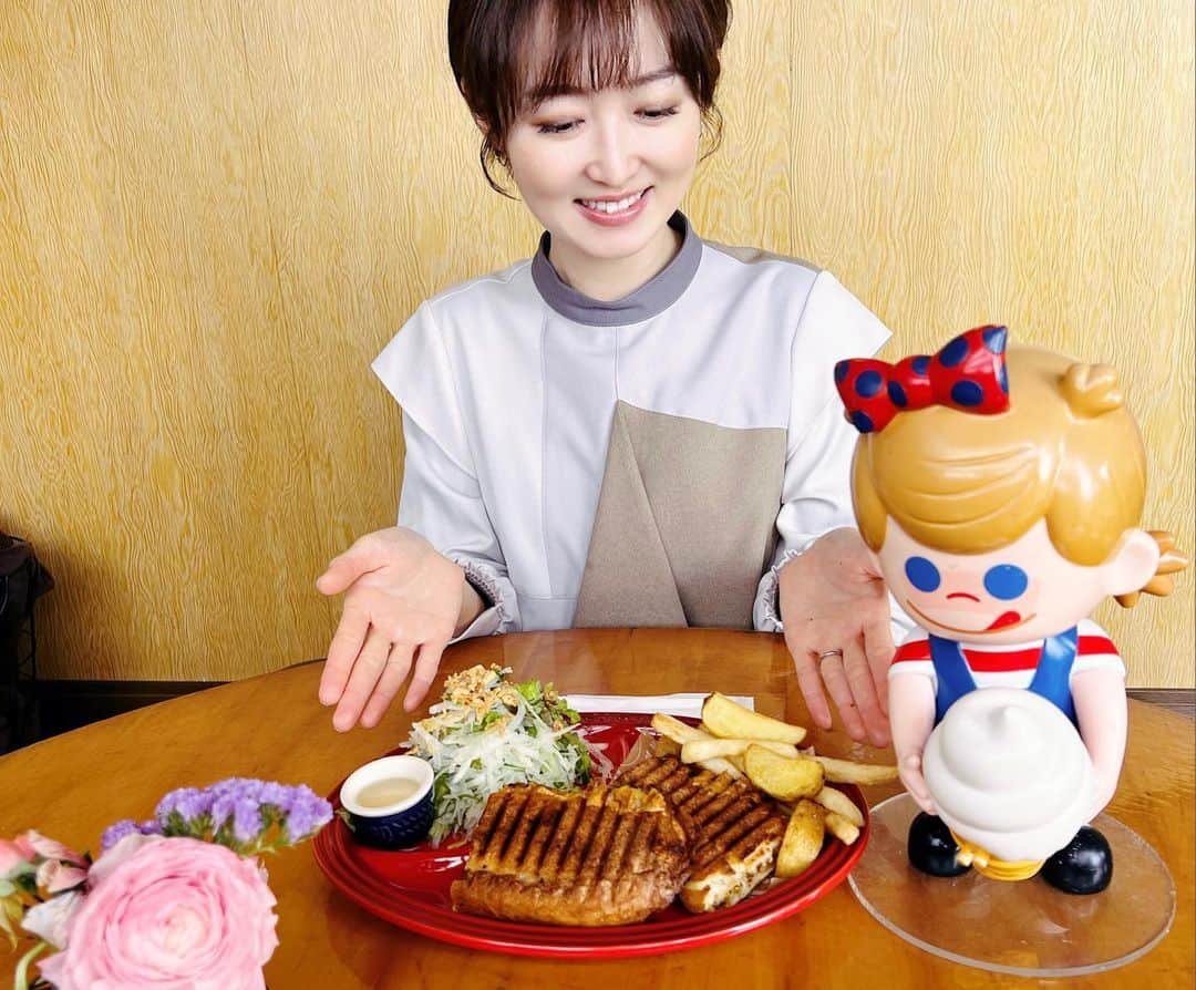 松田愛里のインスタグラム：「義母とランチ🍽 美味しさに惚れ込み すっかりハマってしまった #キューバサンド を食べました☺️  高松市国分寺町 カフェキタラワさん @cafe.kitarawa のキューバサンド 🌯  焼きたて！カリッじゅわっ！ ローストポークやハム、ピクルス、チーズが サンドされていて・・一度食べたらハマります。  映画でも話題になったキューバサンド、 ローストポークは7時間もつけ込んでいるそう💡 キッチンカーでも楽しめるそうですよ〜　@imacoco.treccafe  キタラワさんはスイーツも美味しく、 一人で行ったこともあるくらい好きなお店！ キッチンカーも追っかけたいなぁ🤔笑  つい長文になってしまいました笑 ごちそうさまでした🍽  #義母がたくさん写真撮ってくれました #止まらないおしゃべり  #香川 #高松 #国分寺カフェ  #香川カフェ #高松ランチ #映画シェフ #キッチンカー #アナウンサー の #休日」