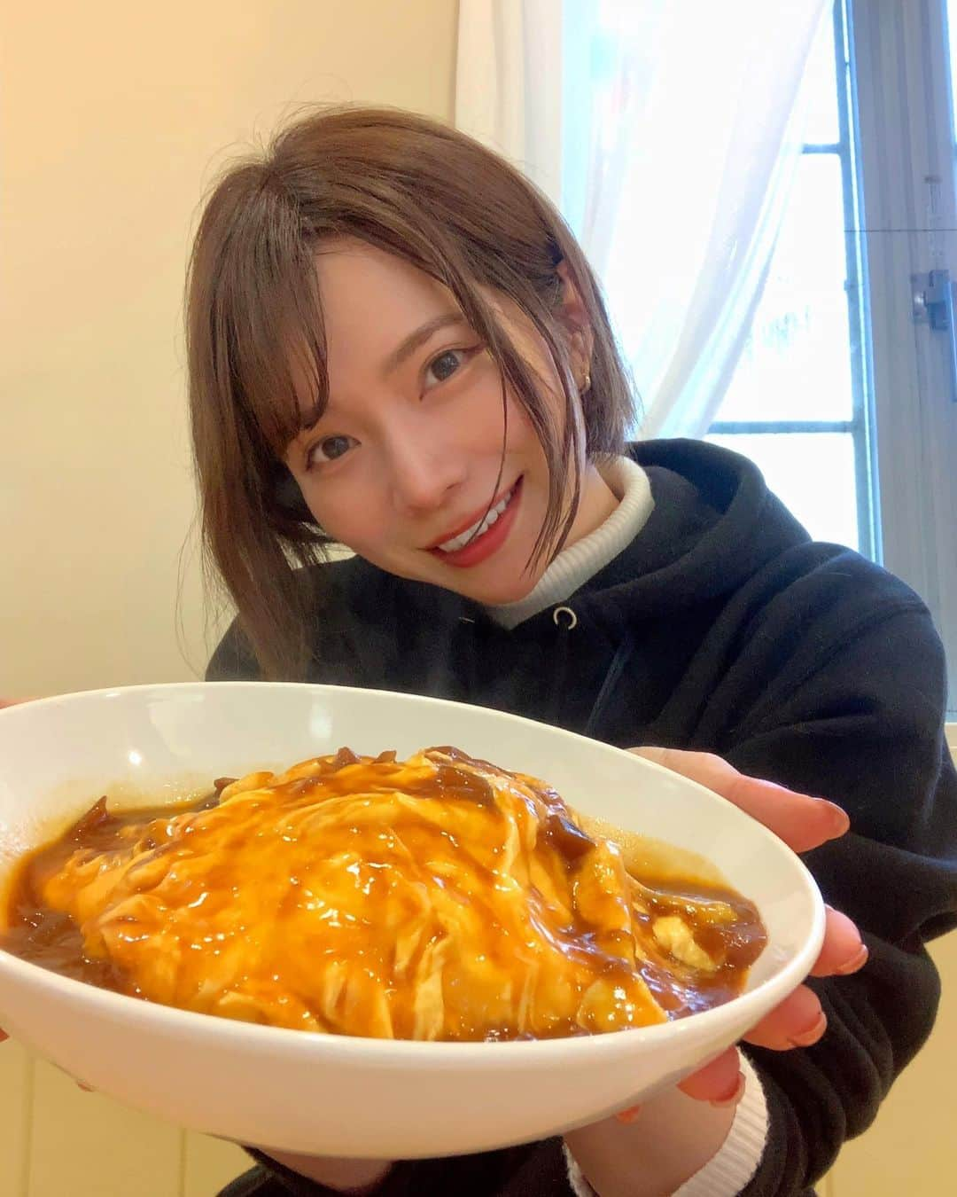 青山日和のインスタグラム：「みんなのおすすめ オムライス教えてくれて嬉しい☺️ （またストーリーでシェアしますね！） 　 本当全部行ってみる〜！！ 　 ちなみに @harvesthill_sakai のオムライスも めちゃくちゃ美味しいのだよー😊 　 よく食べる私でも満腹になるし🥸笑 　 バイキングとオムライスで悩む、毎度！ 　 施設内のお料理がおいしいと ポイント高いよね😇 価格も良心的🙏 　 てか、 世間は鳥インフルの影響で卵不足のため 卵の高騰化がとまらんね、、 卵好きとしては痛いけど養鶏場の人はもっと痛いもんね。 　 まず大好きな卵を日々提供してくれることに感謝する😭 　 #オムライス #オムライス好き #ハーベストの丘 #ハーベストの丘🐑 #堺市 #大阪デート #アウトドア」