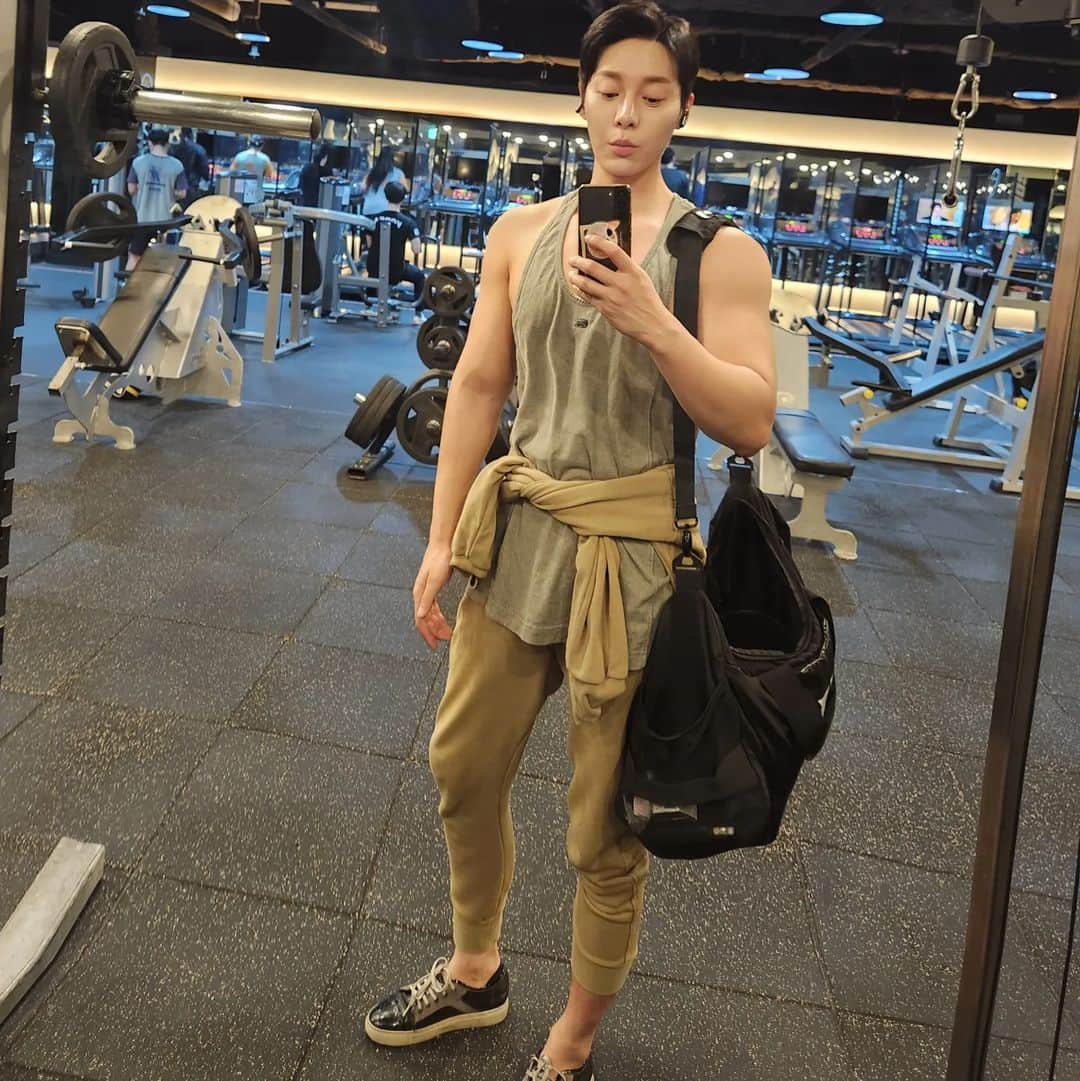 ハン・ギウンのインスタグラム：「촬영이 생각보다 일찍 끝나다니  덕분에 6시마감 간당간당했다 ... 성공!」