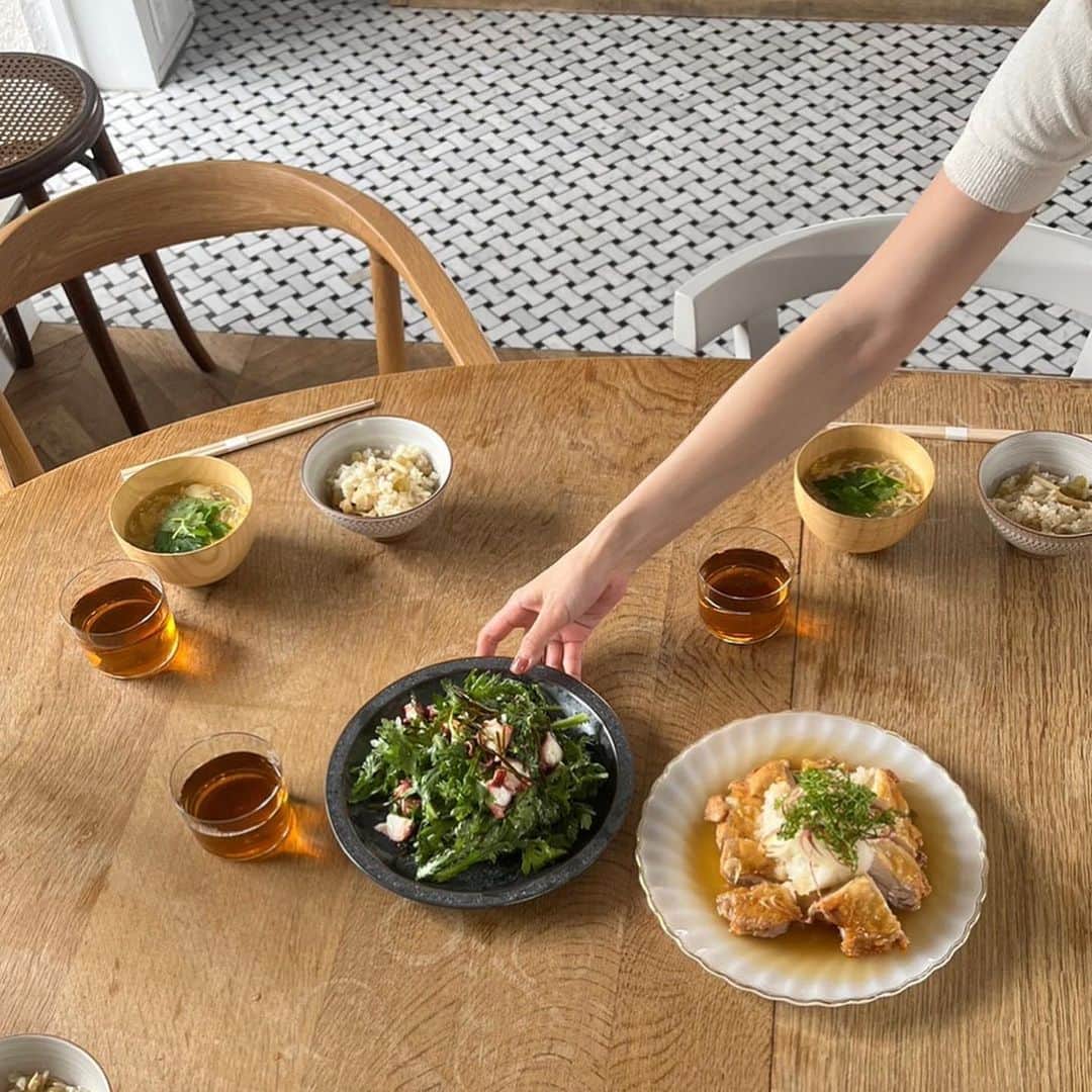 青谷優衣のインスタグラム：「初回の料理教室へ来てくださった皆様ありがとうございました🌷🫧  今月は和食の基本 丁寧に引いたお出汁をふんだんに使うメニューです  色々なお話をしながら、 あっという間の4時間！  来週来てくださる皆様、お会い出来るのを楽しみにしております✨  そして本日の20:00より 4月のご予約を開始致します  @valley_cooking の投稿をご確認いただき、DMをお送りください。 先着順でメッセージを確認でき次第、こちらから返信させていただきます！  お待ちしております🌷🫧  #料理教室 #料理教室東京」