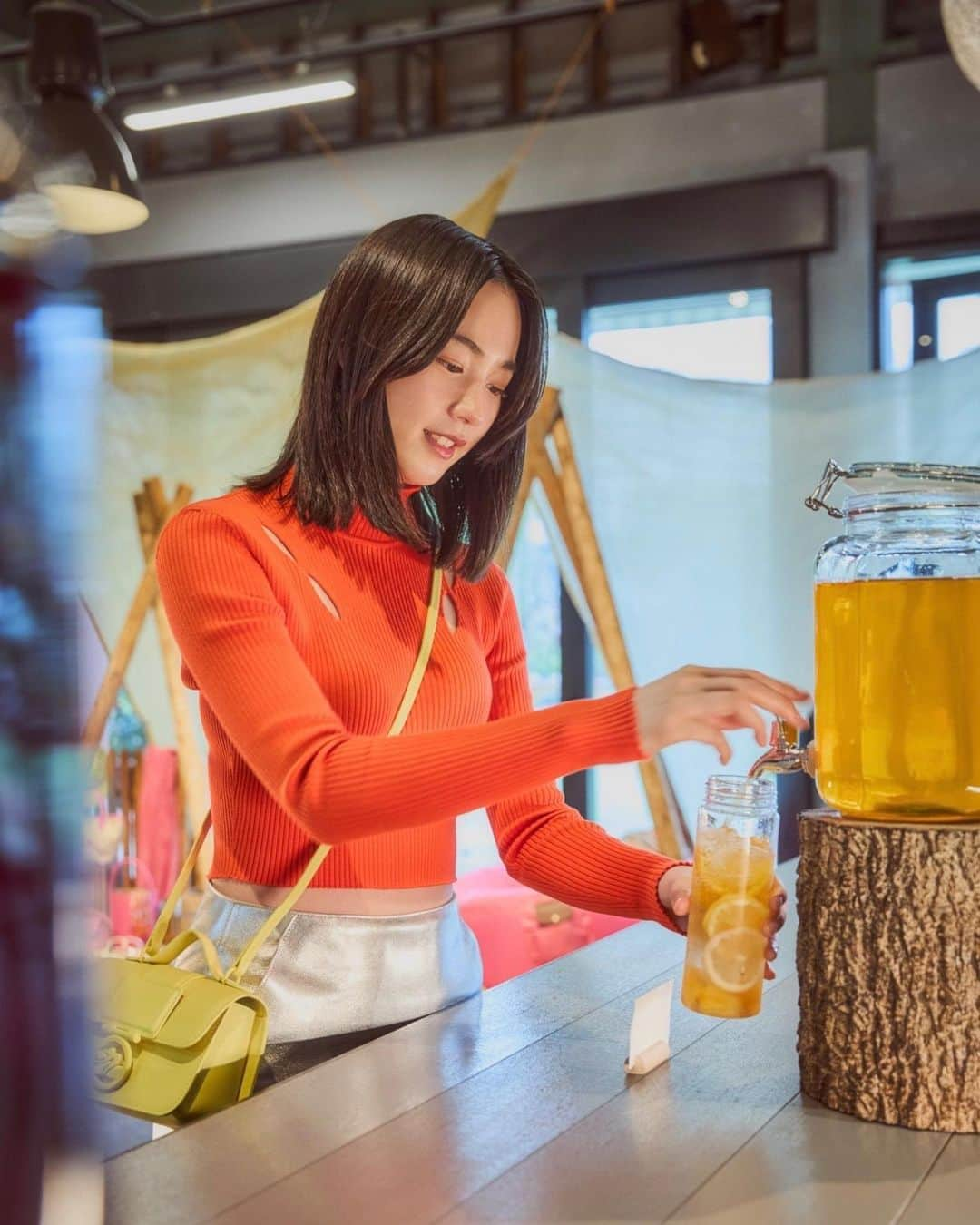 のん（能年玲奈）さんのインスタグラム写真 - (のん（能年玲奈）Instagram)「ロンシャン  @longchamp のSS23Collection GLAMPING Eventに参加しました。 春らしいレモンイエローのバッグは「ボックス-トロット」という新作です👜  フルーティなドリンクを作ったんだけどすごく美味しかった。 モルックっていう独特な遊び方のゲームがあって、遊んだよー。  鮮やかな色のバッグが並んでいてとても可愛かった。  #LongchampGlamping #LongchampSS23 #ロンシャン #gifted  Photographer: @kentarominami_  Styling: @izumimachino Hair&Make up: Shie Kanno」3月26日 18時00分 - non_kamo_ne