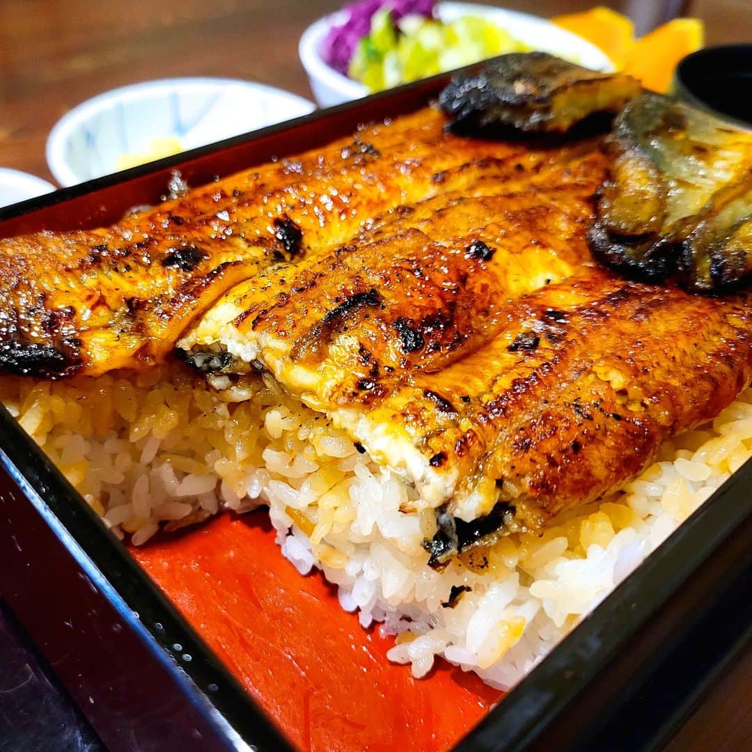 古村勇人さんのインスタグラム写真 - (古村勇人Instagram)「うなぎは食べたくなったときが食べごろ。そんな格言を持つ昭和22年創業の神田きくかわ。  こちらの名物・折り返し鰻に魅了されて以来、東京でうなぎが食べたくなった時には日比谷店に通っています。ところが、今日は残念ながら定休日の日曜日。  一度は見物しておこうと初めて神田本店まで足を伸ばしてみました。多くの文豪や著名人に愛されてきたというだけあり、風情ある店内からは古き良き伝統を感じます。  個人的には日比谷店がお気に入りですが、それでも折り返し鰻を楽しむには十分。  表面は炭火でカリっと焼かれ、中は蒸してあるのでふんわりふわふわ、とろけるほどの柔らかさ。折り目部分の香ばしさがこれまた最高なんですよね。  はちみつを使用した優しい甘さのタレと硬めに炊き上げたご飯も相性抜群。格言通りに江戸前鰻を堪能しました！  #うな重 #鰻重 #うなぎ #鰻 #食べごろ #格言 #名言 #神田きくかわ #名物 #折り返し鰻 #折り返しうなぎ #東京 #日比谷 #帝国劇場 #神田 #文豪 #風情 #伝統 #炭火 #ふわふわ #香ばしさ #はちみつ #ハチミツ #江戸前鰻 #江戸前 #キャベジン #漬物 #うな丼 #鰻丼 #ひつまぶし」3月26日 18時00分 - hayato.furumura