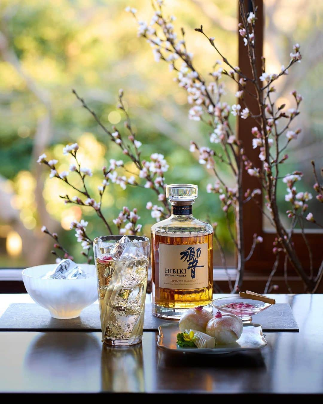 響 | SUNTORY WHISKY HIBIKIさんのインスタグラム写真 - (響 | SUNTORY WHISKY HIBIKIInstagram)「. HIBIKI TIME ～二十四節気・春分～  この季節だけの贅沢な時を堪能する。 Immerse yourself in a luxurious moment, which is exclusive to this season.  #hibiki #響 #hibiki_time #二十四節気 #24seasons #春分 #shunbun #withnature #ハイボール #highball #hibiki_with_soda #桜 #sakura #桜の塩漬け #saltedcherryblossoms #桜鯛 #手毬寿司」3月26日 17時54分 - suntorywhisky_hibiki