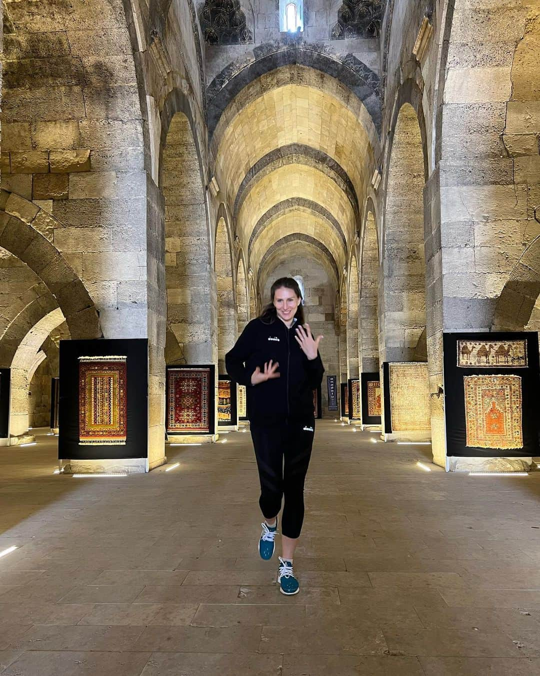 ポリーナ・ラヒモワさんのインスタグラム写真 - (ポリーナ・ラヒモワInstagram)「Silk way…Such a beautiful historical place. Everything made for a reason,no mistake exist in this palace. At the moment here is private carpets collection of the city minister. #kervansaray #feelthehistory」3月26日 17時55分 - polina_rahimova