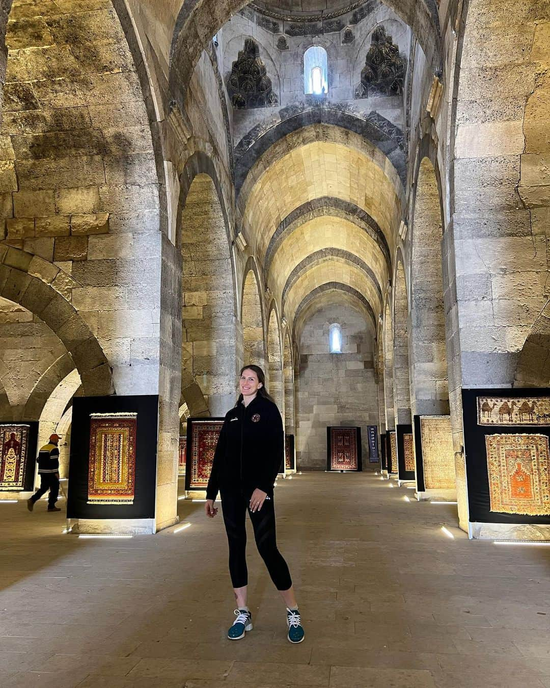 ポリーナ・ラヒモワさんのインスタグラム写真 - (ポリーナ・ラヒモワInstagram)「Silk way…Such a beautiful historical place. Everything made for a reason,no mistake exist in this palace. At the moment here is private carpets collection of the city minister. #kervansaray #feelthehistory」3月26日 17時55分 - polina_rahimova