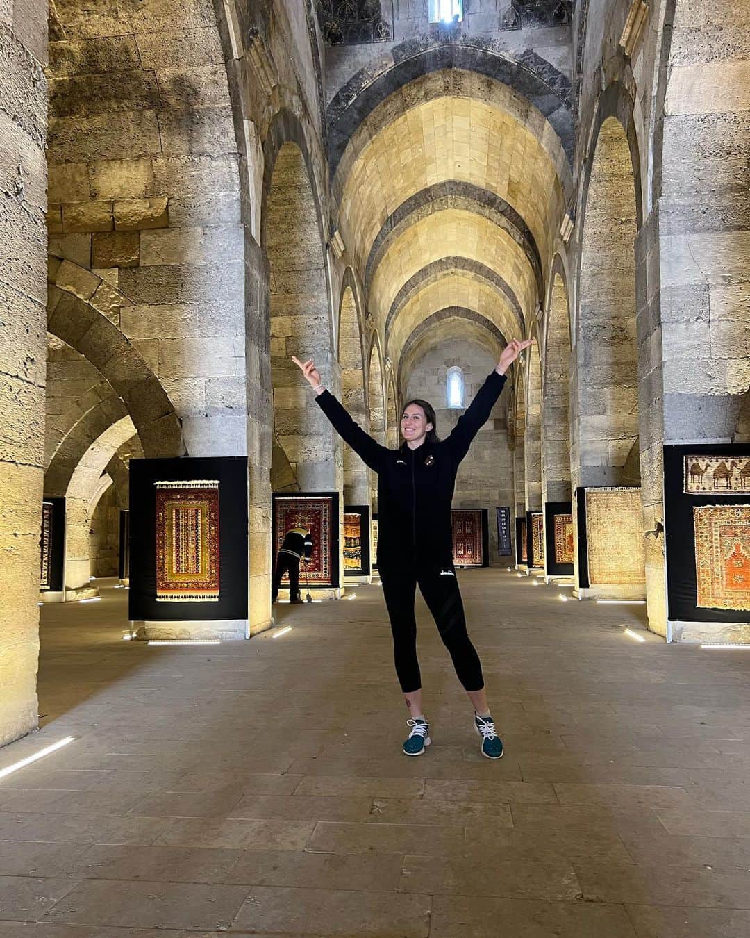 ポリーナ・ラヒモワのインスタグラム：「Silk way…Such a beautiful historical place. Everything made for a reason,no mistake exist in this palace. At the moment here is private carpets collection of the city minister. #kervansaray #feelthehistory」