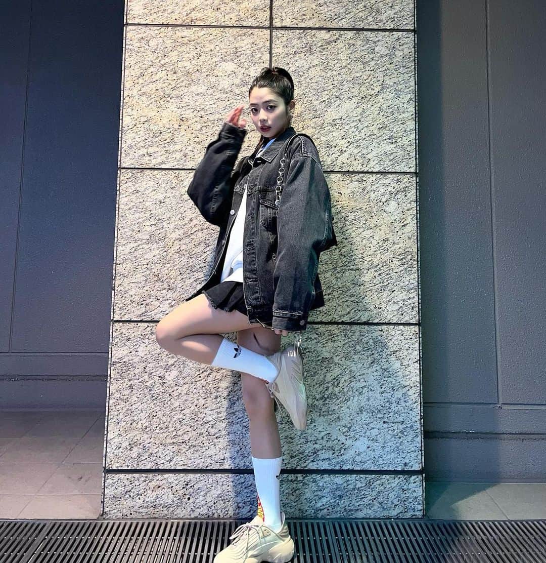 神田萌衣のインスタグラム：「足だしの季節がやってきましたぁ🙂 やっぱミニはしっくりくるし気分上がる💫🔥  新しいスニーカー履いてウキウキの私です👟」