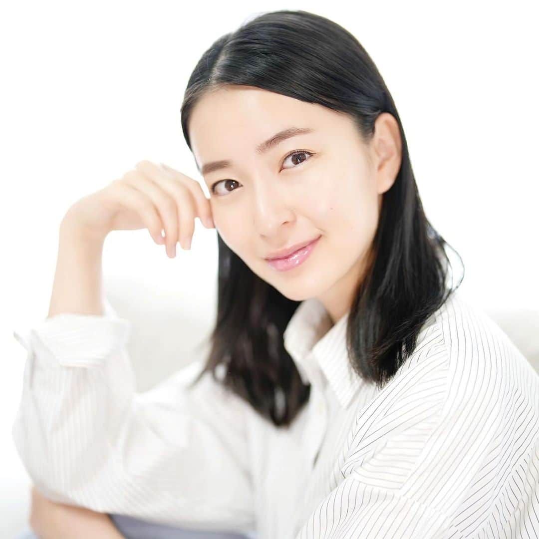 岩間恵のインスタグラム：「春は肌のコンディションが安定しづらいけど、最近使い始めたメディカルかつナチュラルなスキンケアが本当に使い心地良い...🌿​  化粧水はスーッとさっぱり肌に馴染んでくれて、クリームは顔全体に使えてハリが出る感じ！​ 花粉で肌荒れや乾燥が気になっても、有効成分がしっかりアプローチしてくれている感覚があります🥹​  5フリー処方なので敏感肌の方にも使いやすいです😌​ @andsucara_jp #andsucara #アンドスカラ #PR #スキンケア​」