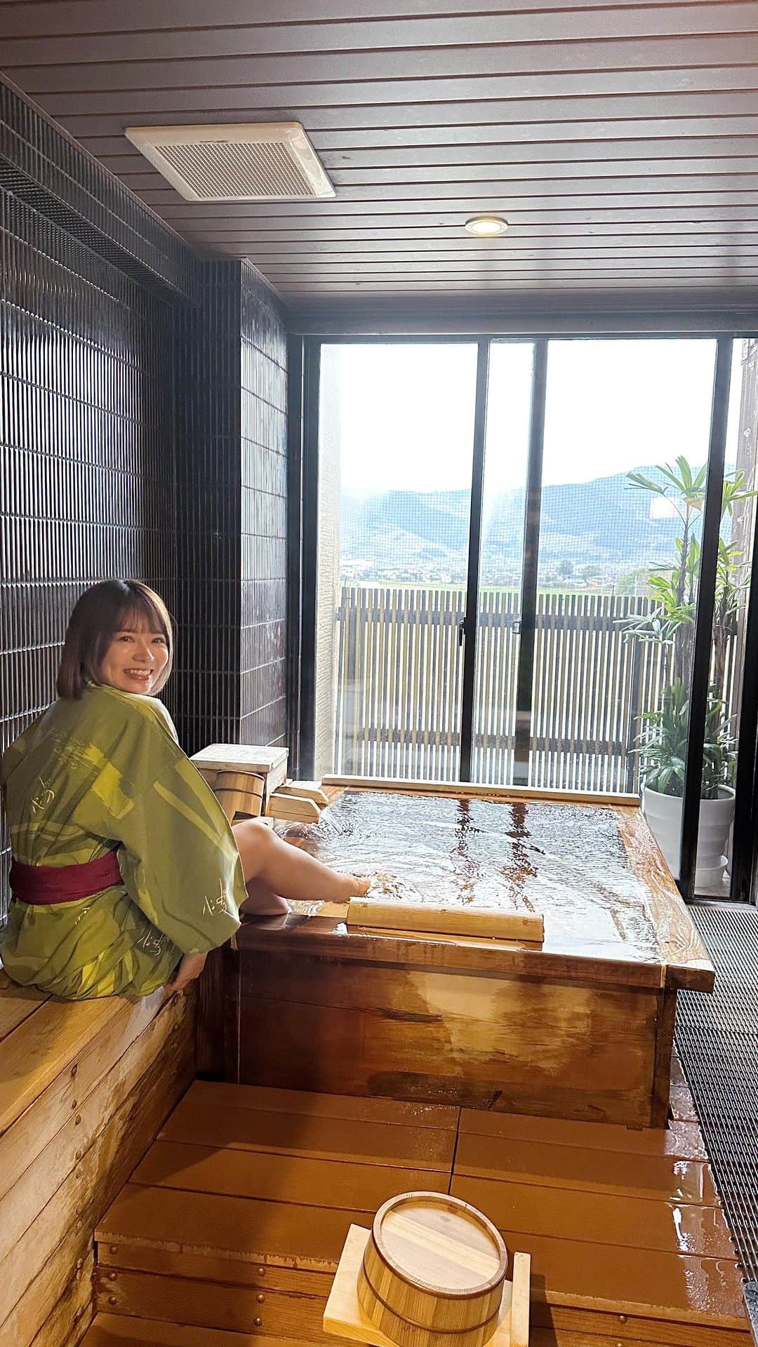 鈴木あやのインスタグラム：「石垣島の美しい大自然を感じながら空港へ向かい飛行機ですぐ着く福岡✈️💖(最近めちゃ行ってる🤣) 食べもの美味しくて食べまくりな本当最高な旅でした🌸  宿泊した @roppokan 【六峰館】はお料理もお部屋も温泉もホスピタリティも最高でぜひまた来年も行きたいリストに追加✔️🧡 ありがとう @hayato_terashima 🥳」
