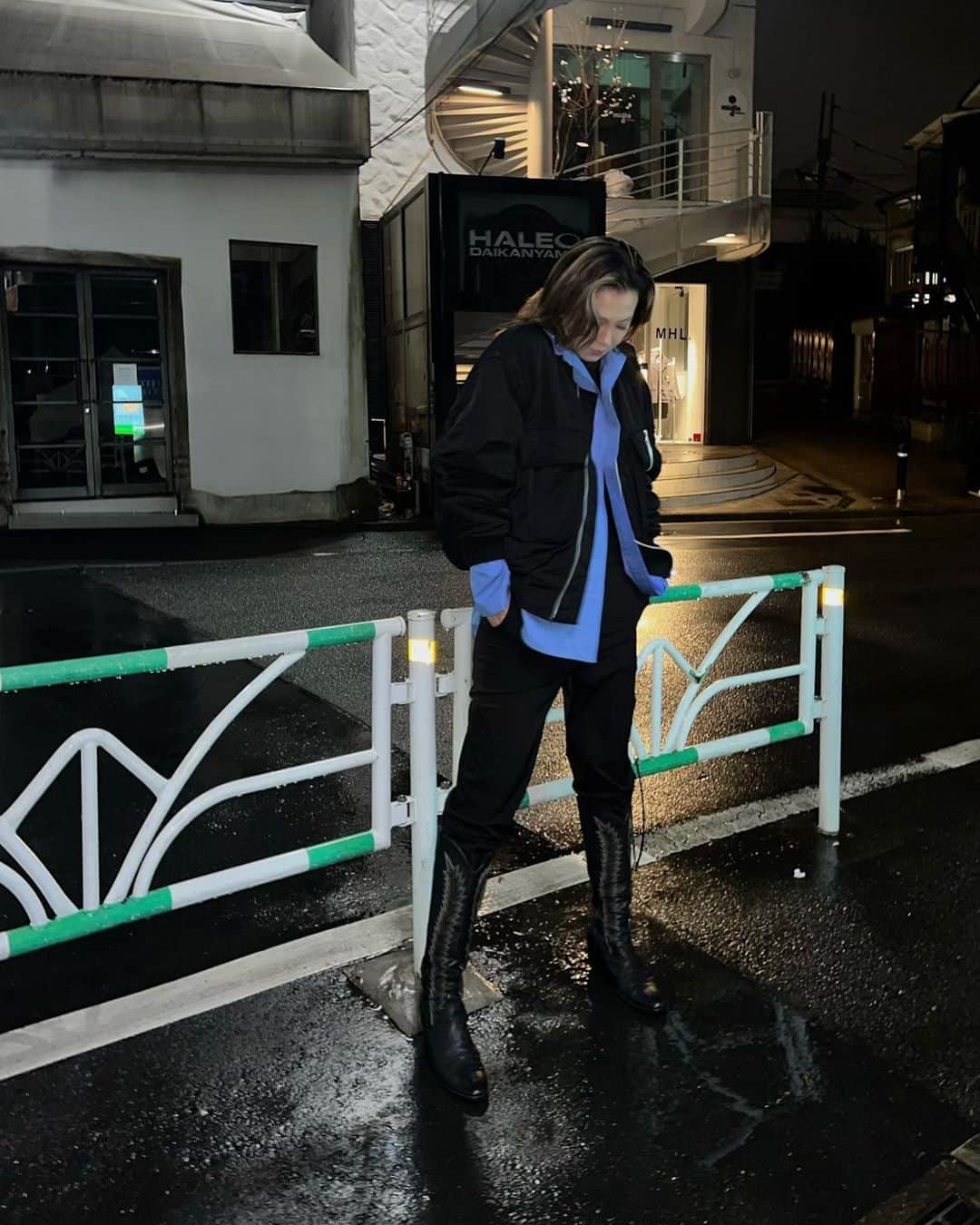 須田朱音のインスタグラム：「☔︎  なんだかずっと雨だね。 アウタークリーニングに出そうと思ったら まだ寒くてやめた土曜日。  18年前に働いてたmoussyのウエスタンブーツを 修理に出したら履けるようになりました♡  去年からじわじわと流行ってますが、 今年の春はウエスタンな気分です🐴 普段デニム履かないんだけど、デニムに目がいく2023。  沖縄でハブ酒を覚えて、飲みたかったハブ酒を飲めた昨夜🐍 やっぱりハブ酒いける口。  先週も今週も一緒に居たらぶちゃん♡ 楽しかった〜🎶」