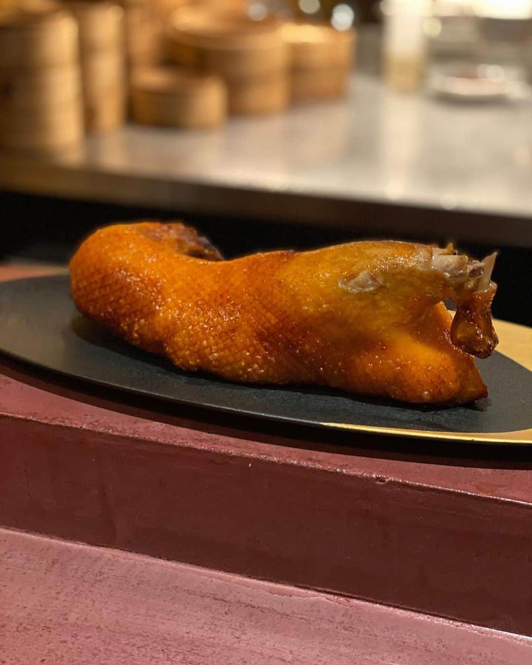 東京外食女さんのインスタグラム写真 - (東京外食女Instagram)「JR恵比寿駅西口からすぐの中華屋さん。  この日はスタッフと食事しました。  店内はカウンターとテーブルがあり、 客層も落ち着いて過ごしやすいお店さんです。  目の前のカウンターで仕上げられる料理や、 蒸気が立ち上る蒸し器は 「中華屋にきた！」という感じがして いい演出になっています。  シェフはまだ30歳という若さで、 四川料理ご出身。  四川独自の強さを和らげるような 優しくも独創的なお料理で、 終始楽しむことができました。  この日のメニュー👇  間違ってたらすみません🙇‍♀️   ・北京ダック 2本 ￥770 ・フカヒレ煮込み 醤油白湯スープ ￥8,500 ・前菜盛り合わせ 2名分 ￥1,400 ・小籠包 2個 ￥500 ・帆立とカラスミの感動塩炒め ￥2,500 ・大海老のチリソース ￥2,200 ・Aoki五目炒飯 ￥1,500 ・Aoki杏仁豆腐 2個 ￥1000 ・ドリンク ￥700×4杯　￥2,800  合計 ￥21,170  一皿一皿のボリュームがかなりあります。 2名でこのお値段はすごすぎました！  大海老のチリソースが巨大過ぎて、 当初２人前頼んでいましたが １.５人前をシェアしてそれでも 多かったです！ガッツリ食べられます。  クエのカルパッチョも食べたと思いますが これが一番好きだった。  中華風になっていて、 葱油の香ばしさとクエの甘さ、 中華特有の甘酸っぱいソースが刺さりました。 また食べたい…。  これはちょっと微妙だなー…と思うものが なくて最後まで美味しかったです！  シェフにも色々と気を遣っていただき、 快適に過ごせました☺️  またよろしくお願いします✨✨  @chuuka_aoki  #chinese #Chineserestaurant #東京外食女　#東京外食女中華 #中華aoki #中華あおき #恵比寿中華 #中華カウンター #恵比寿グルメ #恵比寿ディナー #中華料理」3月26日 18時17分 - himeno_0729
