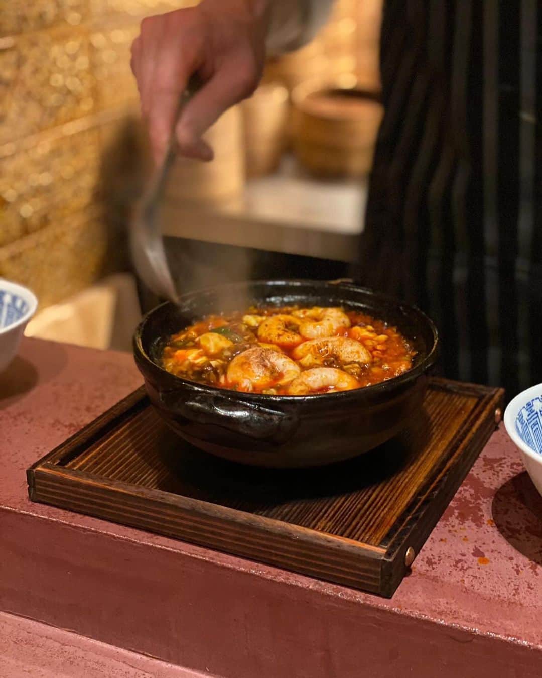 東京外食女さんのインスタグラム写真 - (東京外食女Instagram)「JR恵比寿駅西口からすぐの中華屋さん。  この日はスタッフと食事しました。  店内はカウンターとテーブルがあり、 客層も落ち着いて過ごしやすいお店さんです。  目の前のカウンターで仕上げられる料理や、 蒸気が立ち上る蒸し器は 「中華屋にきた！」という感じがして いい演出になっています。  シェフはまだ30歳という若さで、 四川料理ご出身。  四川独自の強さを和らげるような 優しくも独創的なお料理で、 終始楽しむことができました。  この日のメニュー👇  間違ってたらすみません🙇‍♀️   ・北京ダック 2本 ￥770 ・フカヒレ煮込み 醤油白湯スープ ￥8,500 ・前菜盛り合わせ 2名分 ￥1,400 ・小籠包 2個 ￥500 ・帆立とカラスミの感動塩炒め ￥2,500 ・大海老のチリソース ￥2,200 ・Aoki五目炒飯 ￥1,500 ・Aoki杏仁豆腐 2個 ￥1000 ・ドリンク ￥700×4杯　￥2,800  合計 ￥21,170  一皿一皿のボリュームがかなりあります。 2名でこのお値段はすごすぎました！  大海老のチリソースが巨大過ぎて、 当初２人前頼んでいましたが １.５人前をシェアしてそれでも 多かったです！ガッツリ食べられます。  クエのカルパッチョも食べたと思いますが これが一番好きだった。  中華風になっていて、 葱油の香ばしさとクエの甘さ、 中華特有の甘酸っぱいソースが刺さりました。 また食べたい…。  これはちょっと微妙だなー…と思うものが なくて最後まで美味しかったです！  シェフにも色々と気を遣っていただき、 快適に過ごせました☺️  またよろしくお願いします✨✨  @chuuka_aoki  #chinese #Chineserestaurant #東京外食女　#東京外食女中華 #中華aoki #中華あおき #恵比寿中華 #中華カウンター #恵比寿グルメ #恵比寿ディナー #中華料理」3月26日 18時17分 - himeno_0729