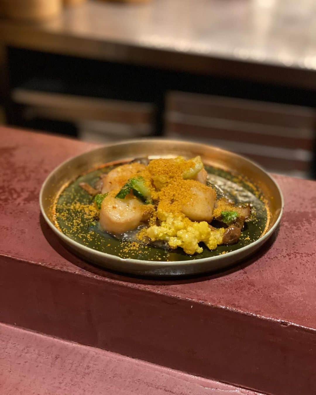 東京外食女さんのインスタグラム写真 - (東京外食女Instagram)「JR恵比寿駅西口からすぐの中華屋さん。  この日はスタッフと食事しました。  店内はカウンターとテーブルがあり、 客層も落ち着いて過ごしやすいお店さんです。  目の前のカウンターで仕上げられる料理や、 蒸気が立ち上る蒸し器は 「中華屋にきた！」という感じがして いい演出になっています。  シェフはまだ30歳という若さで、 四川料理ご出身。  四川独自の強さを和らげるような 優しくも独創的なお料理で、 終始楽しむことができました。  この日のメニュー👇  間違ってたらすみません🙇‍♀️   ・北京ダック 2本 ￥770 ・フカヒレ煮込み 醤油白湯スープ ￥8,500 ・前菜盛り合わせ 2名分 ￥1,400 ・小籠包 2個 ￥500 ・帆立とカラスミの感動塩炒め ￥2,500 ・大海老のチリソース ￥2,200 ・Aoki五目炒飯 ￥1,500 ・Aoki杏仁豆腐 2個 ￥1000 ・ドリンク ￥700×4杯　￥2,800  合計 ￥21,170  一皿一皿のボリュームがかなりあります。 2名でこのお値段はすごすぎました！  大海老のチリソースが巨大過ぎて、 当初２人前頼んでいましたが １.５人前をシェアしてそれでも 多かったです！ガッツリ食べられます。  クエのカルパッチョも食べたと思いますが これが一番好きだった。  中華風になっていて、 葱油の香ばしさとクエの甘さ、 中華特有の甘酸っぱいソースが刺さりました。 また食べたい…。  これはちょっと微妙だなー…と思うものが なくて最後まで美味しかったです！  シェフにも色々と気を遣っていただき、 快適に過ごせました☺️  またよろしくお願いします✨✨  @chuuka_aoki  #chinese #Chineserestaurant #東京外食女　#東京外食女中華 #中華aoki #中華あおき #恵比寿中華 #中華カウンター #恵比寿グルメ #恵比寿ディナー #中華料理」3月26日 18時17分 - himeno_0729