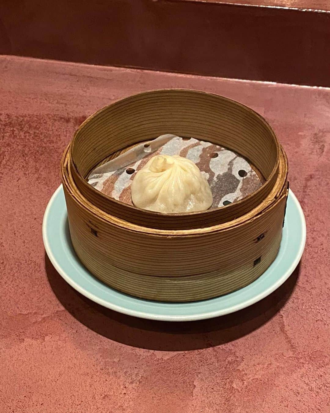 東京外食女さんのインスタグラム写真 - (東京外食女Instagram)「JR恵比寿駅西口からすぐの中華屋さん。  この日はスタッフと食事しました。  店内はカウンターとテーブルがあり、 客層も落ち着いて過ごしやすいお店さんです。  目の前のカウンターで仕上げられる料理や、 蒸気が立ち上る蒸し器は 「中華屋にきた！」という感じがして いい演出になっています。  シェフはまだ30歳という若さで、 四川料理ご出身。  四川独自の強さを和らげるような 優しくも独創的なお料理で、 終始楽しむことができました。  この日のメニュー👇  間違ってたらすみません🙇‍♀️   ・北京ダック 2本 ￥770 ・フカヒレ煮込み 醤油白湯スープ ￥8,500 ・前菜盛り合わせ 2名分 ￥1,400 ・小籠包 2個 ￥500 ・帆立とカラスミの感動塩炒め ￥2,500 ・大海老のチリソース ￥2,200 ・Aoki五目炒飯 ￥1,500 ・Aoki杏仁豆腐 2個 ￥1000 ・ドリンク ￥700×4杯　￥2,800  合計 ￥21,170  一皿一皿のボリュームがかなりあります。 2名でこのお値段はすごすぎました！  大海老のチリソースが巨大過ぎて、 当初２人前頼んでいましたが １.５人前をシェアしてそれでも 多かったです！ガッツリ食べられます。  クエのカルパッチョも食べたと思いますが これが一番好きだった。  中華風になっていて、 葱油の香ばしさとクエの甘さ、 中華特有の甘酸っぱいソースが刺さりました。 また食べたい…。  これはちょっと微妙だなー…と思うものが なくて最後まで美味しかったです！  シェフにも色々と気を遣っていただき、 快適に過ごせました☺️  またよろしくお願いします✨✨  @chuuka_aoki  #chinese #Chineserestaurant #東京外食女　#東京外食女中華 #中華aoki #中華あおき #恵比寿中華 #中華カウンター #恵比寿グルメ #恵比寿ディナー #中華料理」3月26日 18時17分 - himeno_0729