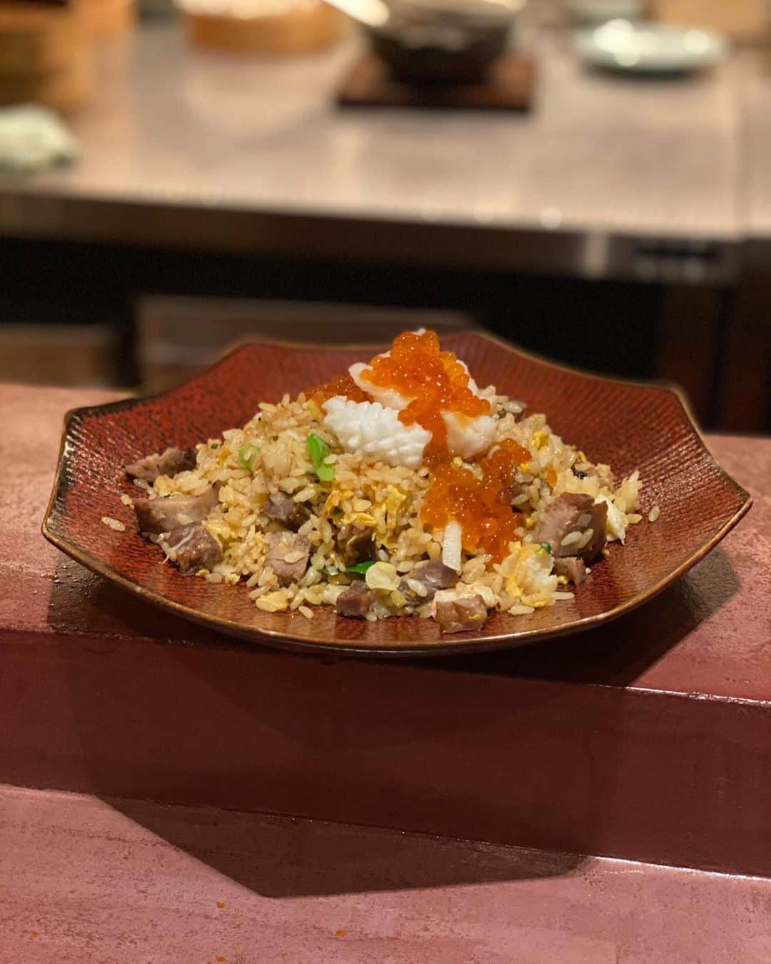 東京外食女さんのインスタグラム写真 - (東京外食女Instagram)「JR恵比寿駅西口からすぐの中華屋さん。  この日はスタッフと食事しました。  店内はカウンターとテーブルがあり、 客層も落ち着いて過ごしやすいお店さんです。  目の前のカウンターで仕上げられる料理や、 蒸気が立ち上る蒸し器は 「中華屋にきた！」という感じがして いい演出になっています。  シェフはまだ30歳という若さで、 四川料理ご出身。  四川独自の強さを和らげるような 優しくも独創的なお料理で、 終始楽しむことができました。  この日のメニュー👇  間違ってたらすみません🙇‍♀️   ・北京ダック 2本 ￥770 ・フカヒレ煮込み 醤油白湯スープ ￥8,500 ・前菜盛り合わせ 2名分 ￥1,400 ・小籠包 2個 ￥500 ・帆立とカラスミの感動塩炒め ￥2,500 ・大海老のチリソース ￥2,200 ・Aoki五目炒飯 ￥1,500 ・Aoki杏仁豆腐 2個 ￥1000 ・ドリンク ￥700×4杯　￥2,800  合計 ￥21,170  一皿一皿のボリュームがかなりあります。 2名でこのお値段はすごすぎました！  大海老のチリソースが巨大過ぎて、 当初２人前頼んでいましたが １.５人前をシェアしてそれでも 多かったです！ガッツリ食べられます。  クエのカルパッチョも食べたと思いますが これが一番好きだった。  中華風になっていて、 葱油の香ばしさとクエの甘さ、 中華特有の甘酸っぱいソースが刺さりました。 また食べたい…。  これはちょっと微妙だなー…と思うものが なくて最後まで美味しかったです！  シェフにも色々と気を遣っていただき、 快適に過ごせました☺️  またよろしくお願いします✨✨  @chuuka_aoki  #chinese #Chineserestaurant #東京外食女　#東京外食女中華 #中華aoki #中華あおき #恵比寿中華 #中華カウンター #恵比寿グルメ #恵比寿ディナー #中華料理」3月26日 18時17分 - himeno_0729