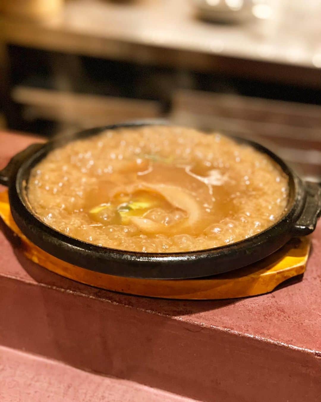 東京外食女さんのインスタグラム写真 - (東京外食女Instagram)「JR恵比寿駅西口からすぐの中華屋さん。  この日はスタッフと食事しました。  店内はカウンターとテーブルがあり、 客層も落ち着いて過ごしやすいお店さんです。  目の前のカウンターで仕上げられる料理や、 蒸気が立ち上る蒸し器は 「中華屋にきた！」という感じがして いい演出になっています。  シェフはまだ30歳という若さで、 四川料理ご出身。  四川独自の強さを和らげるような 優しくも独創的なお料理で、 終始楽しむことができました。  この日のメニュー👇  間違ってたらすみません🙇‍♀️   ・北京ダック 2本 ￥770 ・フカヒレ煮込み 醤油白湯スープ ￥8,500 ・前菜盛り合わせ 2名分 ￥1,400 ・小籠包 2個 ￥500 ・帆立とカラスミの感動塩炒め ￥2,500 ・大海老のチリソース ￥2,200 ・Aoki五目炒飯 ￥1,500 ・Aoki杏仁豆腐 2個 ￥1000 ・ドリンク ￥700×4杯　￥2,800  合計 ￥21,170  一皿一皿のボリュームがかなりあります。 2名でこのお値段はすごすぎました！  大海老のチリソースが巨大過ぎて、 当初２人前頼んでいましたが １.５人前をシェアしてそれでも 多かったです！ガッツリ食べられます。  クエのカルパッチョも食べたと思いますが これが一番好きだった。  中華風になっていて、 葱油の香ばしさとクエの甘さ、 中華特有の甘酸っぱいソースが刺さりました。 また食べたい…。  これはちょっと微妙だなー…と思うものが なくて最後まで美味しかったです！  シェフにも色々と気を遣っていただき、 快適に過ごせました☺️  またよろしくお願いします✨✨  @chuuka_aoki  #chinese #Chineserestaurant #東京外食女　#東京外食女中華 #中華aoki #中華あおき #恵比寿中華 #中華カウンター #恵比寿グルメ #恵比寿ディナー #中華料理」3月26日 18時17分 - himeno_0729