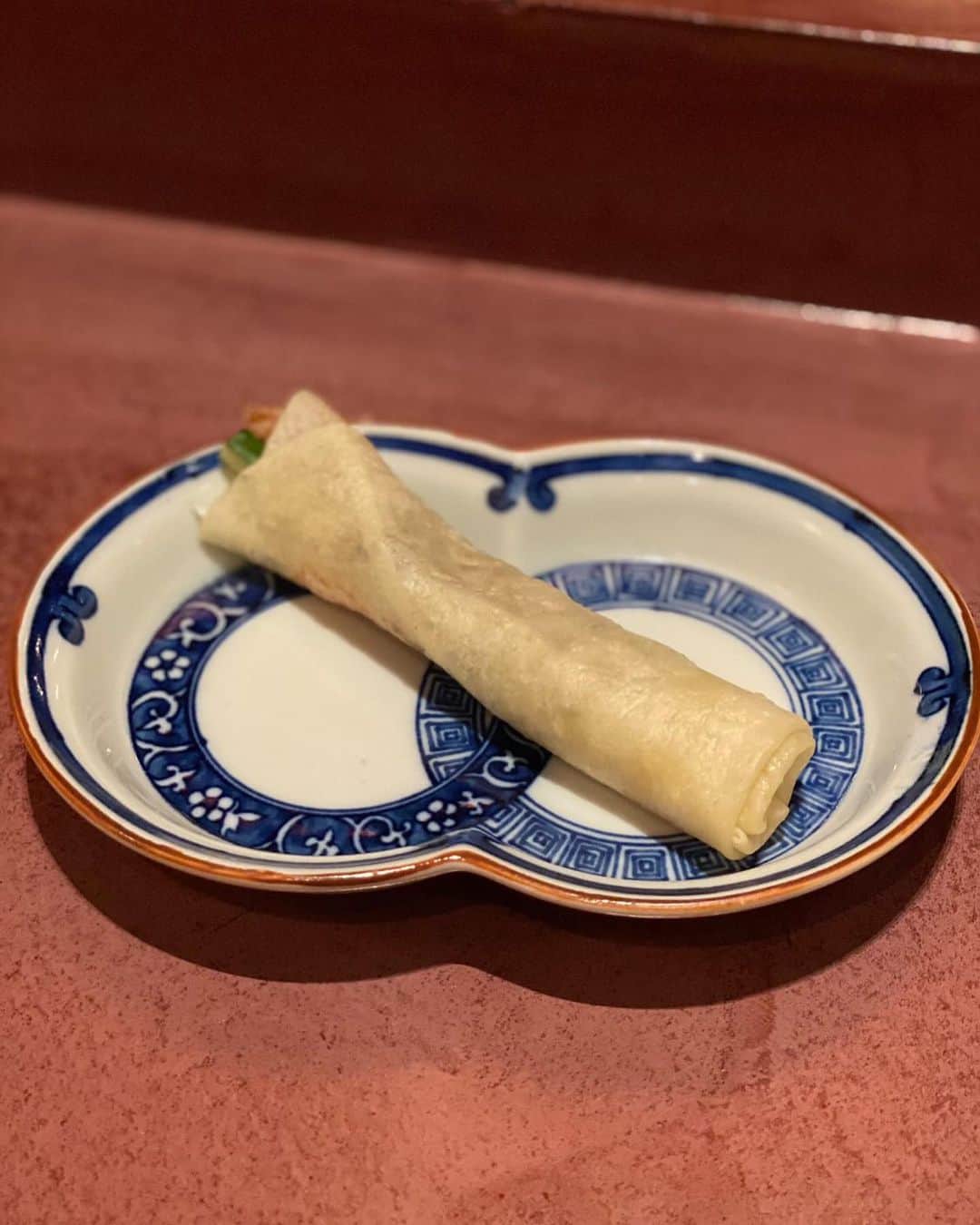東京外食女さんのインスタグラム写真 - (東京外食女Instagram)「JR恵比寿駅西口からすぐの中華屋さん。  この日はスタッフと食事しました。  店内はカウンターとテーブルがあり、 客層も落ち着いて過ごしやすいお店さんです。  目の前のカウンターで仕上げられる料理や、 蒸気が立ち上る蒸し器は 「中華屋にきた！」という感じがして いい演出になっています。  シェフはまだ30歳という若さで、 四川料理ご出身。  四川独自の強さを和らげるような 優しくも独創的なお料理で、 終始楽しむことができました。  この日のメニュー👇  間違ってたらすみません🙇‍♀️   ・北京ダック 2本 ￥770 ・フカヒレ煮込み 醤油白湯スープ ￥8,500 ・前菜盛り合わせ 2名分 ￥1,400 ・小籠包 2個 ￥500 ・帆立とカラスミの感動塩炒め ￥2,500 ・大海老のチリソース ￥2,200 ・Aoki五目炒飯 ￥1,500 ・Aoki杏仁豆腐 2個 ￥1000 ・ドリンク ￥700×4杯　￥2,800  合計 ￥21,170  一皿一皿のボリュームがかなりあります。 2名でこのお値段はすごすぎました！  大海老のチリソースが巨大過ぎて、 当初２人前頼んでいましたが １.５人前をシェアしてそれでも 多かったです！ガッツリ食べられます。  クエのカルパッチョも食べたと思いますが これが一番好きだった。  中華風になっていて、 葱油の香ばしさとクエの甘さ、 中華特有の甘酸っぱいソースが刺さりました。 また食べたい…。  これはちょっと微妙だなー…と思うものが なくて最後まで美味しかったです！  シェフにも色々と気を遣っていただき、 快適に過ごせました☺️  またよろしくお願いします✨✨  @chuuka_aoki  #chinese #Chineserestaurant #東京外食女　#東京外食女中華 #中華aoki #中華あおき #恵比寿中華 #中華カウンター #恵比寿グルメ #恵比寿ディナー #中華料理」3月26日 18時17分 - himeno_0729