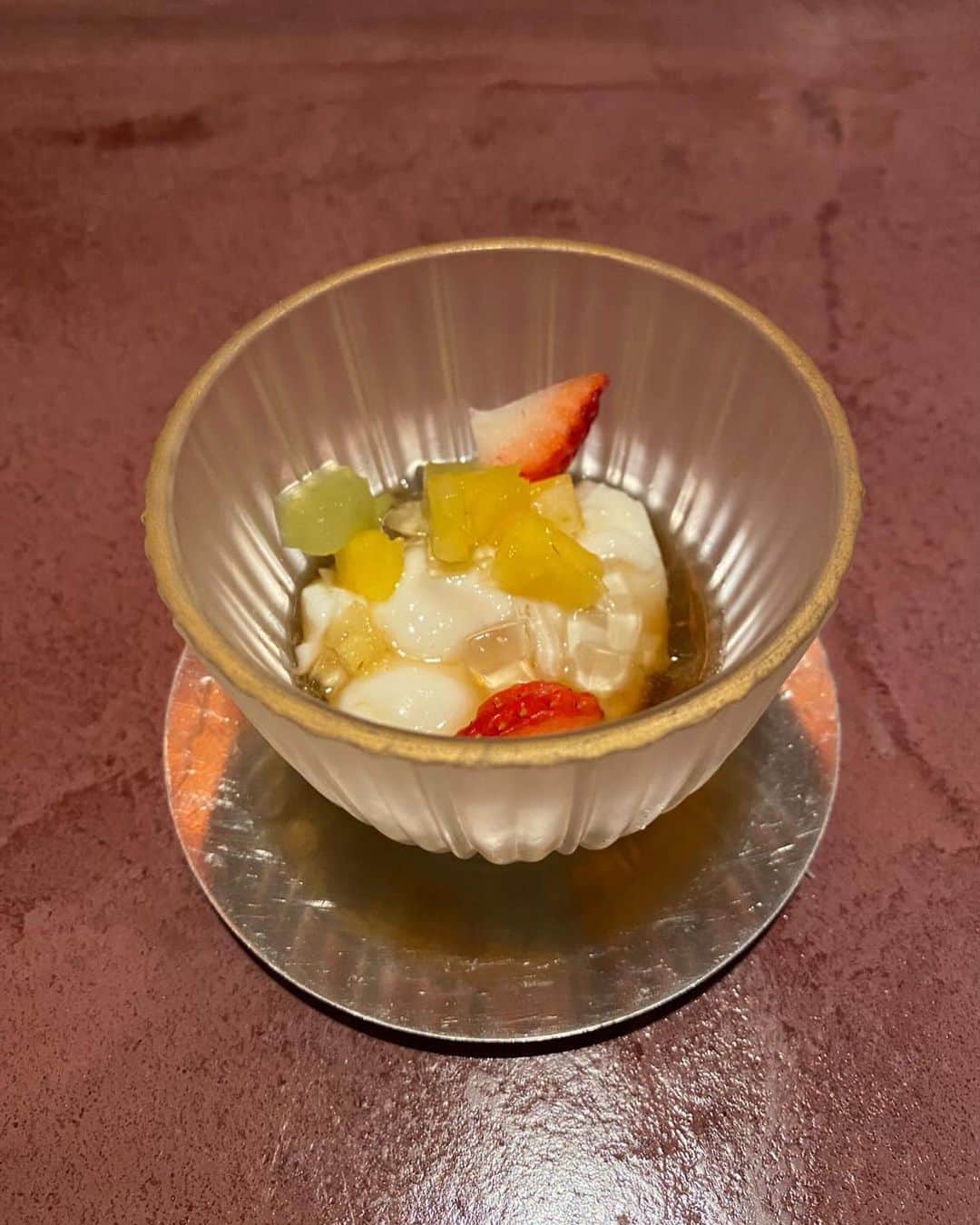 東京外食女さんのインスタグラム写真 - (東京外食女Instagram)「JR恵比寿駅西口からすぐの中華屋さん。  この日はスタッフと食事しました。  店内はカウンターとテーブルがあり、 客層も落ち着いて過ごしやすいお店さんです。  目の前のカウンターで仕上げられる料理や、 蒸気が立ち上る蒸し器は 「中華屋にきた！」という感じがして いい演出になっています。  シェフはまだ30歳という若さで、 四川料理ご出身。  四川独自の強さを和らげるような 優しくも独創的なお料理で、 終始楽しむことができました。  この日のメニュー👇  間違ってたらすみません🙇‍♀️   ・北京ダック 2本 ￥770 ・フカヒレ煮込み 醤油白湯スープ ￥8,500 ・前菜盛り合わせ 2名分 ￥1,400 ・小籠包 2個 ￥500 ・帆立とカラスミの感動塩炒め ￥2,500 ・大海老のチリソース ￥2,200 ・Aoki五目炒飯 ￥1,500 ・Aoki杏仁豆腐 2個 ￥1000 ・ドリンク ￥700×4杯　￥2,800  合計 ￥21,170  一皿一皿のボリュームがかなりあります。 2名でこのお値段はすごすぎました！  大海老のチリソースが巨大過ぎて、 当初２人前頼んでいましたが １.５人前をシェアしてそれでも 多かったです！ガッツリ食べられます。  クエのカルパッチョも食べたと思いますが これが一番好きだった。  中華風になっていて、 葱油の香ばしさとクエの甘さ、 中華特有の甘酸っぱいソースが刺さりました。 また食べたい…。  これはちょっと微妙だなー…と思うものが なくて最後まで美味しかったです！  シェフにも色々と気を遣っていただき、 快適に過ごせました☺️  またよろしくお願いします✨✨  @chuuka_aoki  #chinese #Chineserestaurant #東京外食女　#東京外食女中華 #中華aoki #中華あおき #恵比寿中華 #中華カウンター #恵比寿グルメ #恵比寿ディナー #中華料理」3月26日 18時17分 - himeno_0729