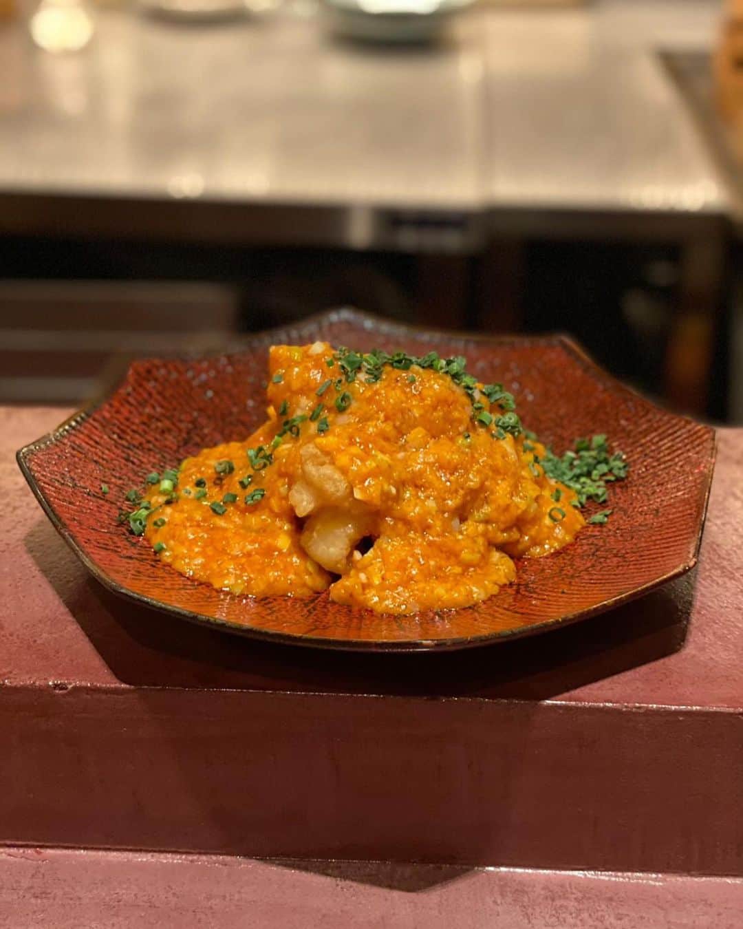 東京外食女さんのインスタグラム写真 - (東京外食女Instagram)「JR恵比寿駅西口からすぐの中華屋さん。  この日はスタッフと食事しました。  店内はカウンターとテーブルがあり、 客層も落ち着いて過ごしやすいお店さんです。  目の前のカウンターで仕上げられる料理や、 蒸気が立ち上る蒸し器は 「中華屋にきた！」という感じがして いい演出になっています。  シェフはまだ30歳という若さで、 四川料理ご出身。  四川独自の強さを和らげるような 優しくも独創的なお料理で、 終始楽しむことができました。  この日のメニュー👇  間違ってたらすみません🙇‍♀️   ・北京ダック 2本 ￥770 ・フカヒレ煮込み 醤油白湯スープ ￥8,500 ・前菜盛り合わせ 2名分 ￥1,400 ・小籠包 2個 ￥500 ・帆立とカラスミの感動塩炒め ￥2,500 ・大海老のチリソース ￥2,200 ・Aoki五目炒飯 ￥1,500 ・Aoki杏仁豆腐 2個 ￥1000 ・ドリンク ￥700×4杯　￥2,800  合計 ￥21,170  一皿一皿のボリュームがかなりあります。 2名でこのお値段はすごすぎました！  大海老のチリソースが巨大過ぎて、 当初２人前頼んでいましたが １.５人前をシェアしてそれでも 多かったです！ガッツリ食べられます。  クエのカルパッチョも食べたと思いますが これが一番好きだった。  中華風になっていて、 葱油の香ばしさとクエの甘さ、 中華特有の甘酸っぱいソースが刺さりました。 また食べたい…。  これはちょっと微妙だなー…と思うものが なくて最後まで美味しかったです！  シェフにも色々と気を遣っていただき、 快適に過ごせました☺️  またよろしくお願いします✨✨  @chuuka_aoki  #chinese #Chineserestaurant #東京外食女　#東京外食女中華 #中華aoki #中華あおき #恵比寿中華 #中華カウンター #恵比寿グルメ #恵比寿ディナー #中華料理」3月26日 18時17分 - himeno_0729