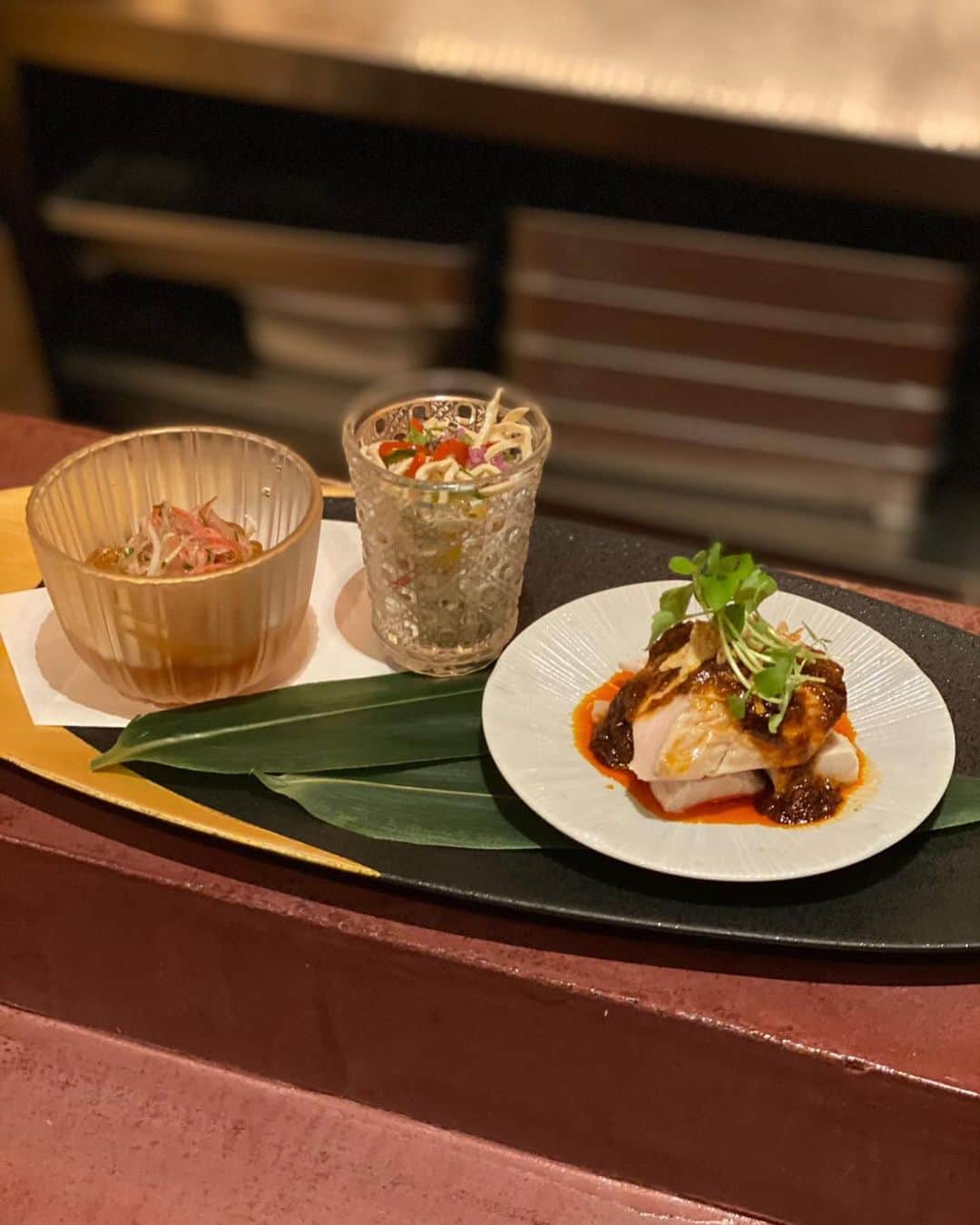 東京外食女さんのインスタグラム写真 - (東京外食女Instagram)「JR恵比寿駅西口からすぐの中華屋さん。  この日はスタッフと食事しました。  店内はカウンターとテーブルがあり、 客層も落ち着いて過ごしやすいお店さんです。  目の前のカウンターで仕上げられる料理や、 蒸気が立ち上る蒸し器は 「中華屋にきた！」という感じがして いい演出になっています。  シェフはまだ30歳という若さで、 四川料理ご出身。  四川独自の強さを和らげるような 優しくも独創的なお料理で、 終始楽しむことができました。  この日のメニュー👇  間違ってたらすみません🙇‍♀️   ・北京ダック 2本 ￥1400 ・フカヒレ煮込み 醤油白湯スープ ￥8,500 ・前菜盛り合わせ 2名分 ￥1,400 ・小籠包 2個 ￥500 ・帆立とカラスミの感動塩炒め ￥2,500 ・大海老のチリソース ￥2,200 ・Aoki五目炒飯 ￥1,500 ・Aoki杏仁豆腐 2個 ￥1000 ・ドリンク ￥700×4杯　￥2,800  合計 ￥21,170  一皿一皿のボリュームがかなりあります。 2名でこのお値段はすごすぎました！  大海老のチリソースが巨大過ぎて、 当初２人前頼んでいましたが １.５人前をシェアしてそれでも 多かったです！ガッツリ食べられます。  クエのカルパッチョも食べたと思いますが これが一番好きだった。  中華風になっていて、 葱油の香ばしさとクエの甘さ、 中華特有の甘酸っぱいソースが刺さりました。 また食べたい…。  これはちょっと微妙だなー…と思うものが なくて最後まで美味しかったです！  シェフにも色々と気を遣っていただき、 快適に過ごせました☺️  またよろしくお願いします✨✨  @chuuka_aoki  #chinese #Chineserestaurant #東京外食女　#東京外食女中華 #中華aoki #中華あおき #恵比寿中華 #中華カウンター #恵比寿グルメ #恵比寿ディナー #中華料理」3月26日 18時14分 - himeno_0729