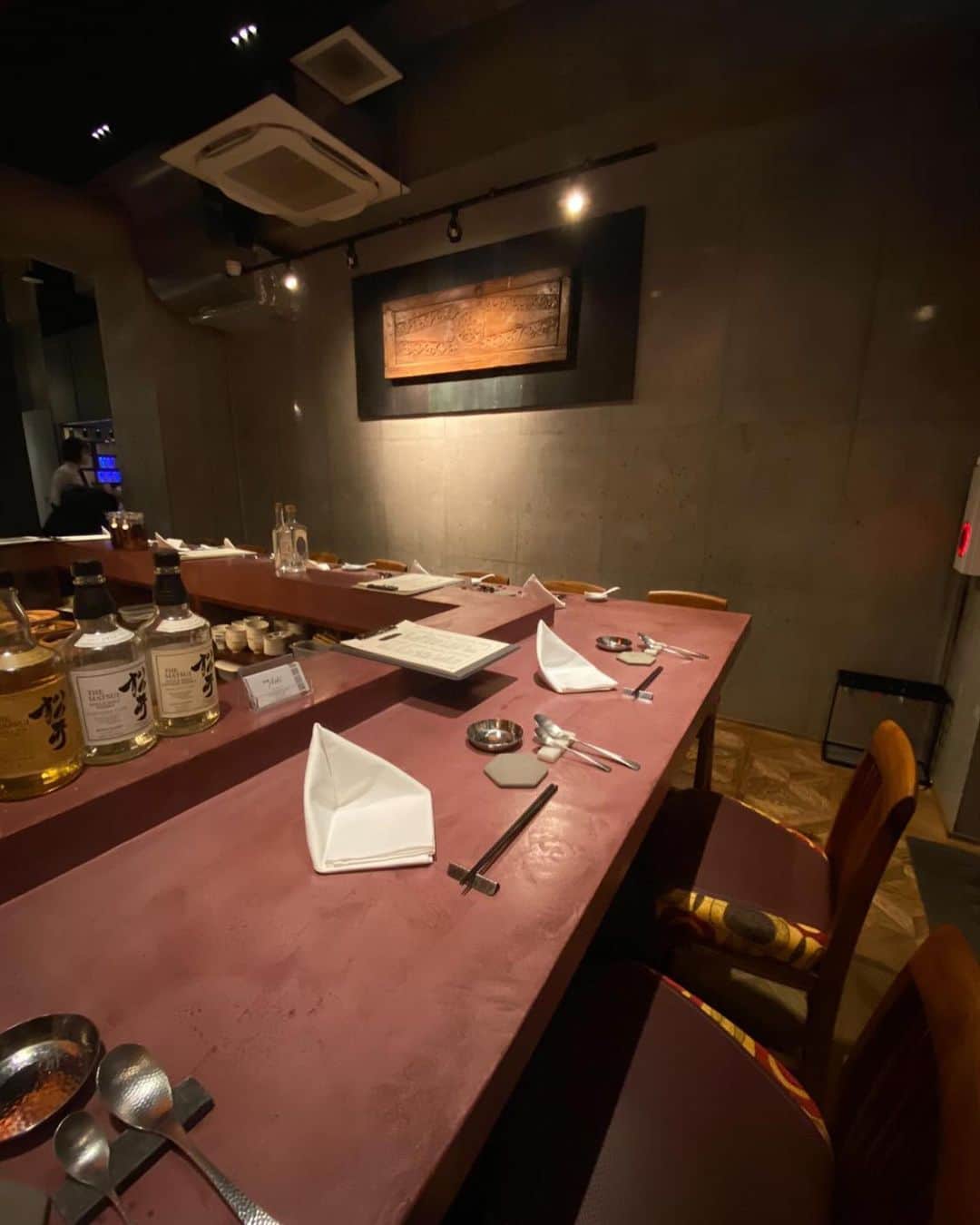 東京外食女さんのインスタグラム写真 - (東京外食女Instagram)「JR恵比寿駅西口からすぐの中華屋さん。  この日はスタッフと食事しました。  店内はカウンターとテーブルがあり、 客層も落ち着いて過ごしやすいお店さんです。  目の前のカウンターで仕上げられる料理や、 蒸気が立ち上る蒸し器は 「中華屋にきた！」という感じがして いい演出になっています。  シェフはまだ30歳という若さで、 四川料理ご出身。  四川独自の強さを和らげるような 優しくも独創的なお料理で、 終始楽しむことができました。  この日のメニュー👇  間違ってたらすみません🙇‍♀️   ・北京ダック 2本 ￥1400 ・フカヒレ煮込み 醤油白湯スープ ￥8,500 ・前菜盛り合わせ 2名分 ￥1,400 ・小籠包 2個 ￥500 ・帆立とカラスミの感動塩炒め ￥2,500 ・大海老のチリソース ￥2,200 ・Aoki五目炒飯 ￥1,500 ・Aoki杏仁豆腐 2個 ￥1000 ・ドリンク ￥700×4杯　￥2,800  合計 ￥21,170  一皿一皿のボリュームがかなりあります。 2名でこのお値段はすごすぎました！  大海老のチリソースが巨大過ぎて、 当初２人前頼んでいましたが １.５人前をシェアしてそれでも 多かったです！ガッツリ食べられます。  クエのカルパッチョも食べたと思いますが これが一番好きだった。  中華風になっていて、 葱油の香ばしさとクエの甘さ、 中華特有の甘酸っぱいソースが刺さりました。 また食べたい…。  これはちょっと微妙だなー…と思うものが なくて最後まで美味しかったです！  シェフにも色々と気を遣っていただき、 快適に過ごせました☺️  またよろしくお願いします✨✨  @chuuka_aoki  #chinese #Chineserestaurant #東京外食女　#東京外食女中華 #中華aoki #中華あおき #恵比寿中華 #中華カウンター #恵比寿グルメ #恵比寿ディナー #中華料理」3月26日 18時14分 - himeno_0729