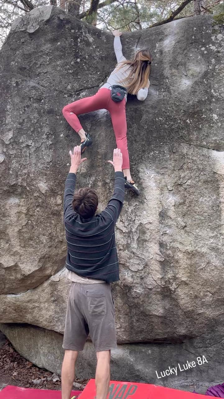 キャロライン・シノのインスタグラム：「Lucky Luke without the jump start and OG mantle beta~ 7C+ and did the 8A sit start on the next try!  Found a little game to open on the boulder next time and Lucien opened something too🦎 Good times at Bois rond🐿️  Lucky Luke en départ non sauté ~ 7C+ et j’ai fait le départ assis en 8A à l’essai d’après (j’ai oublié d’appuyer sur on😅). Du coup j’ai trouvé un jeu à ouvrir sur ce bloc et Lucien a aussi ouvert un départ assis🦎 Sympa le Bois rond quand on y est seuls🫶 Méthode OG en réta. Merci @tristan_the_crusher pour la méthode! 🥰 @crimpoilofficial #recoverfaster @girlsinbleau @arkose.climbing @scarpaspa @frictionlabs @snap.climbing #liveelevated」