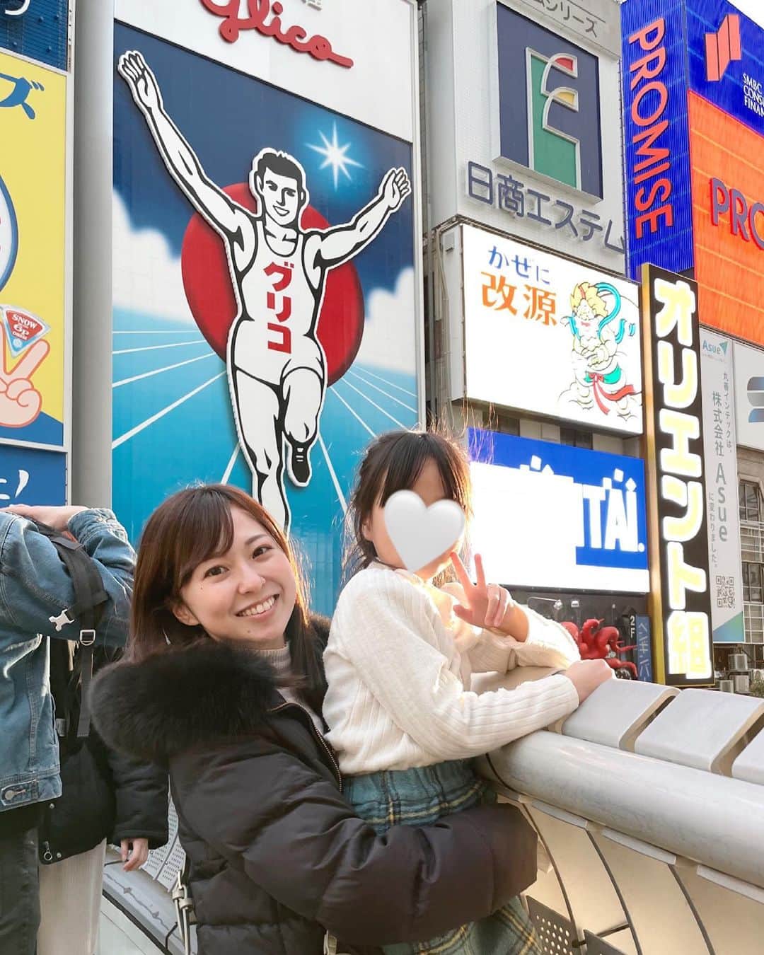 原田あかねさんのインスタグラム写真 - (原田あかねInstagram)「#大阪観光 🏯  旅行前は日々のタスクに追われ 今回は完全ノープランの旅にᝰ✍︎ ꙳⋆   娘にとっては初めての大阪 ということもあり、大阪といえば!!な 観光スポットへ行ってきました😘✨  グリコやくいだおれ太郎の前で 写真が撮れて大満足⇦私が🤗  夕飯は少し早めに『くれお〜る』 に並びました！  こちらのお店ではTHE大阪な、 たこ焼き、お好み焼き、 串焼きが食べれて大満足🐙⇦大人が🤗  肝心の娘は射的をやったり いちご飴を食べたり 楽しめたようです🍓⇦😮‍💨！💓  射的の景品が豪華でとっても喜んでました👧🫧  息子はというとベビーカーで すやすやねんね👶🍼💤  ホテルに帰って写真見返してた時に 息子との写真がほぼなかったことに 気付くという😱💦  これもまた旅の思い出...👜🫧  #戎橋 #とんぼりリバーウォーク #くいだおれ太郎#グリコサイン#道頓堀#道頓堀グルメ#くれおーる」3月26日 18時15分 - akane.hrd