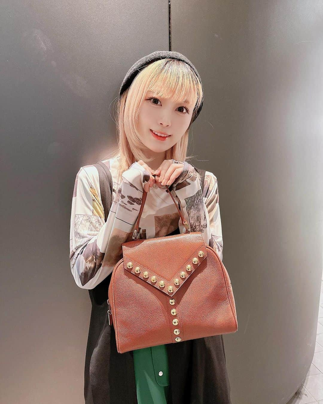 美木優希奈のインスタグラム：「・ 新しいBagとともに♡ vintageだけどね！笑  #ファッションスナップ  #ビンテージ  #イブサンローラン  #サンローランバッグ  #サンローラン  #beams  #ビームス  #amerivintage  #amerivintage大好き部  #アメリビンテージ  #y3  #ベレー帽  #ベレー帽コーデ  #ベレー帽女子」