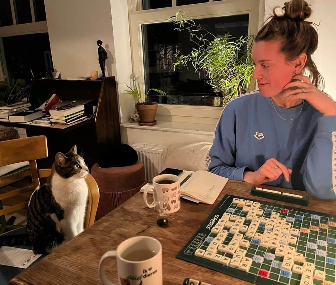 フェムケ・ヘームスケルクさんのインスタグラム写真 - (フェムケ・ヘームスケルクInstagram)「Anton toen ik zijn "EQ" niet goedkeurde..  #Scrabble」3月26日 18時23分 - femheemskerk