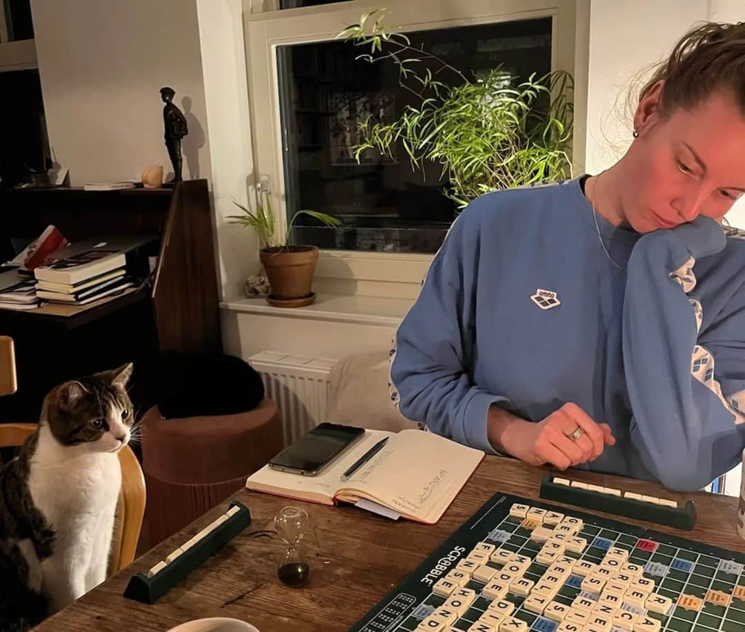 フェムケ・ヘームスケルクさんのインスタグラム写真 - (フェムケ・ヘームスケルクInstagram)「Anton toen ik zijn "EQ" niet goedkeurde..  #Scrabble」3月26日 18時23分 - femheemskerk