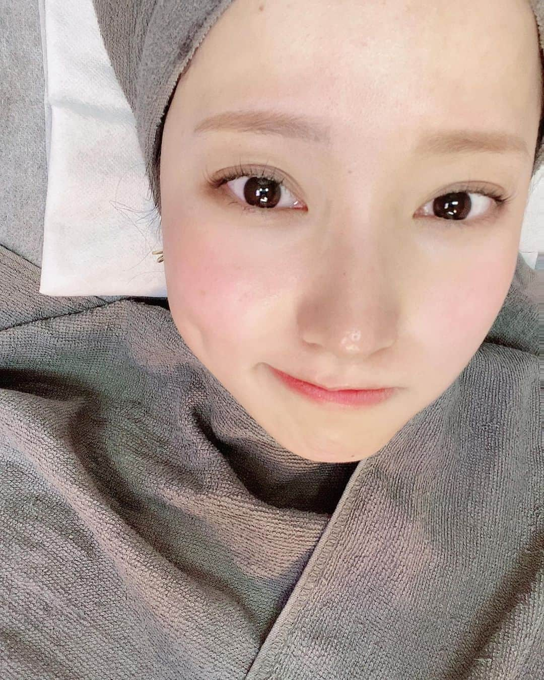 橘ひと美さんのインスタグラム写真 - (橘ひと美Instagram)「最近は外側からも内側からも肌にもっと気を使うようになって 肌質改善したくて 数億年ぶりに毛穴洗浄行って お肌のメンテナンスしてきました  やっぱ日常的にメイクもするし 毛穴汚れってすぐ溜まってくよねぇ😂特に鼻！！！！ 鼻の黒ずみを撃退してきた！ おかげて赤ちゃんってぐらい鼻の触り心地がとぅるとぅる〜  @unelimit.wao  @unelimitwao_nana   #毛穴洗浄  #メンテナンス  #肌質改善」3月26日 18時23分 - h1t0mi_0210