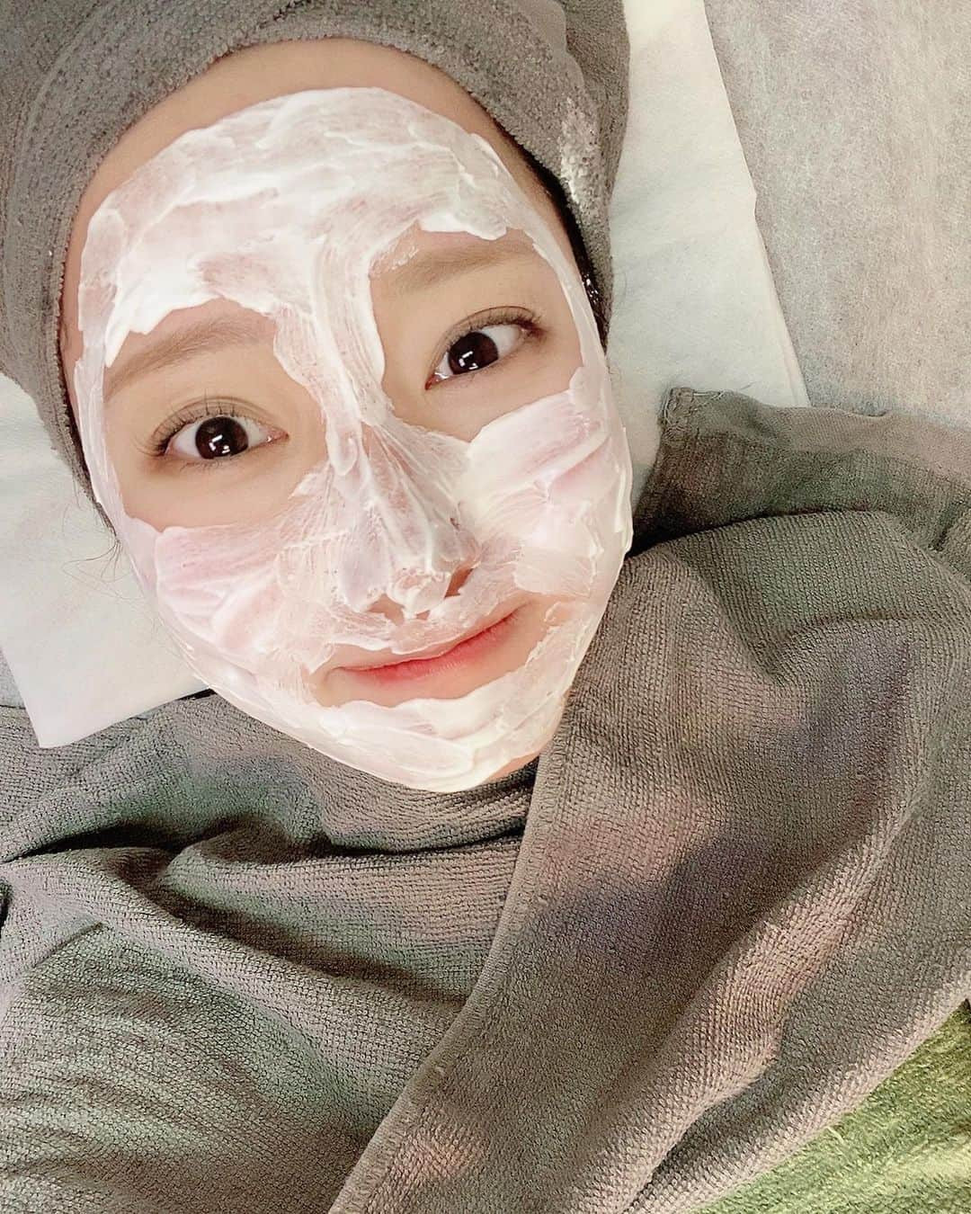 橘ひと美さんのインスタグラム写真 - (橘ひと美Instagram)「最近は外側からも内側からも肌にもっと気を使うようになって 肌質改善したくて 数億年ぶりに毛穴洗浄行って お肌のメンテナンスしてきました  やっぱ日常的にメイクもするし 毛穴汚れってすぐ溜まってくよねぇ😂特に鼻！！！！ 鼻の黒ずみを撃退してきた！ おかげて赤ちゃんってぐらい鼻の触り心地がとぅるとぅる〜  @unelimit.wao  @unelimitwao_nana   #毛穴洗浄  #メンテナンス  #肌質改善」3月26日 18時23分 - h1t0mi_0210