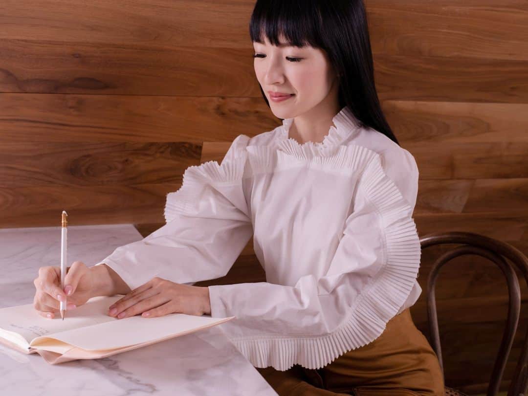 近藤麻理恵のインスタグラム：「During busy times, if I don't prioritize self-care, I tend to feel anxious. By sticking to my self-care rituals, I'm able to show up as my best self in all aspects of life. How are you preparing for the week ahead?」
