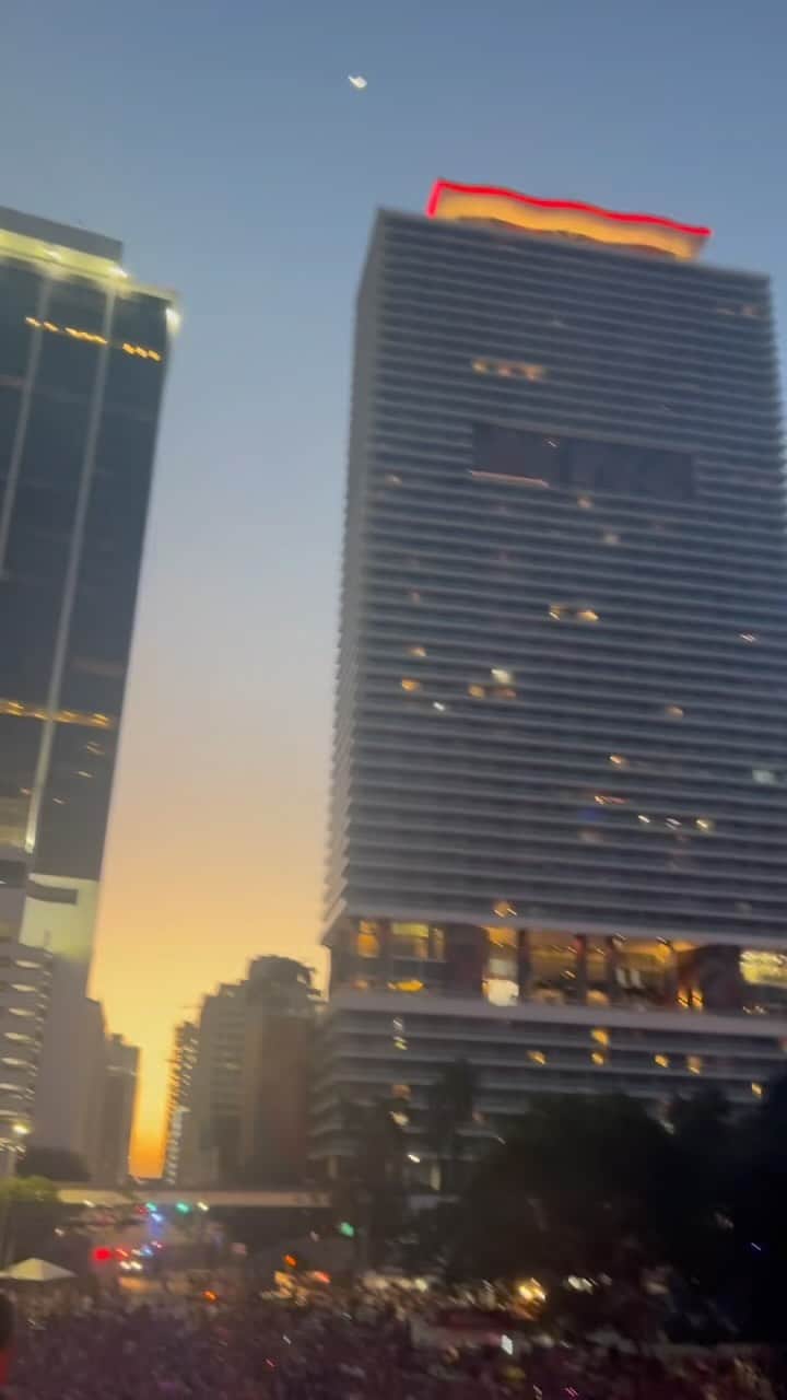 ティエストのインスタグラム：「I love playing the sunset hour in Miami 🌅😍🔥」