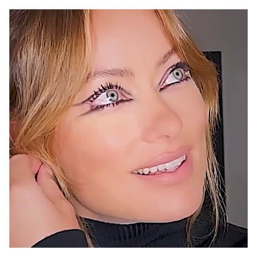 JO BAKERさんのインスタグラム写真 - (JO BAKERInstagram)「O L I V I A • W I L D E 🇺🇸 Dual Black Eyeliner + Black Spidery Lashes …on #oliviawilde for @fashiontrustus awards in LA!!  I will always be forever in awe of these liner looks from the #60s and I believe everyone should own a killer black eyeliner and a foolproof inky fat lash mascara‼️ As classic as a red lip the #blackeyeliner and #mascara are two essential beauty staples and I have created the ones of my dreams. Still in production and not quite ready to drop yet but I will be showing you how to create a multitude of cool graphic liner looks in the next few weeks with tutorials over @bakeupbeauty 💥‼️ Style @karlawelchstylist  Hair @mararoszak using @rozhair  Makeup by me #jobakermakeupartist using my @bakeupbeauty lab samples 💋‼️」3月27日 4時21分 - missjobaker