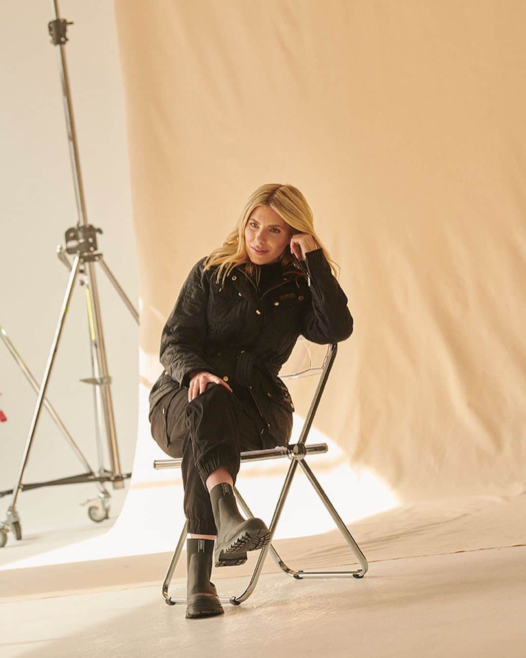 Mollie Kingのインスタグラム：「Ad | For years I’ve been such a huge fan of @barbourinternational. They’ve always been my go-to for classic pieces whether it’s their quilted jacket with a legging and chunky boot, or the combat trousers with something fitted up top. They’re an essential part of my wardrobe and I’m so excited for you to see their brand new Moto collection, which has just launched! This collection has so many different pieces to suit every body shape and they can be styled up or down.  We always have so much fun on set and I love getting a sneak peak of the new pieces before the collection officially drops!  #badgeofanoriginal」