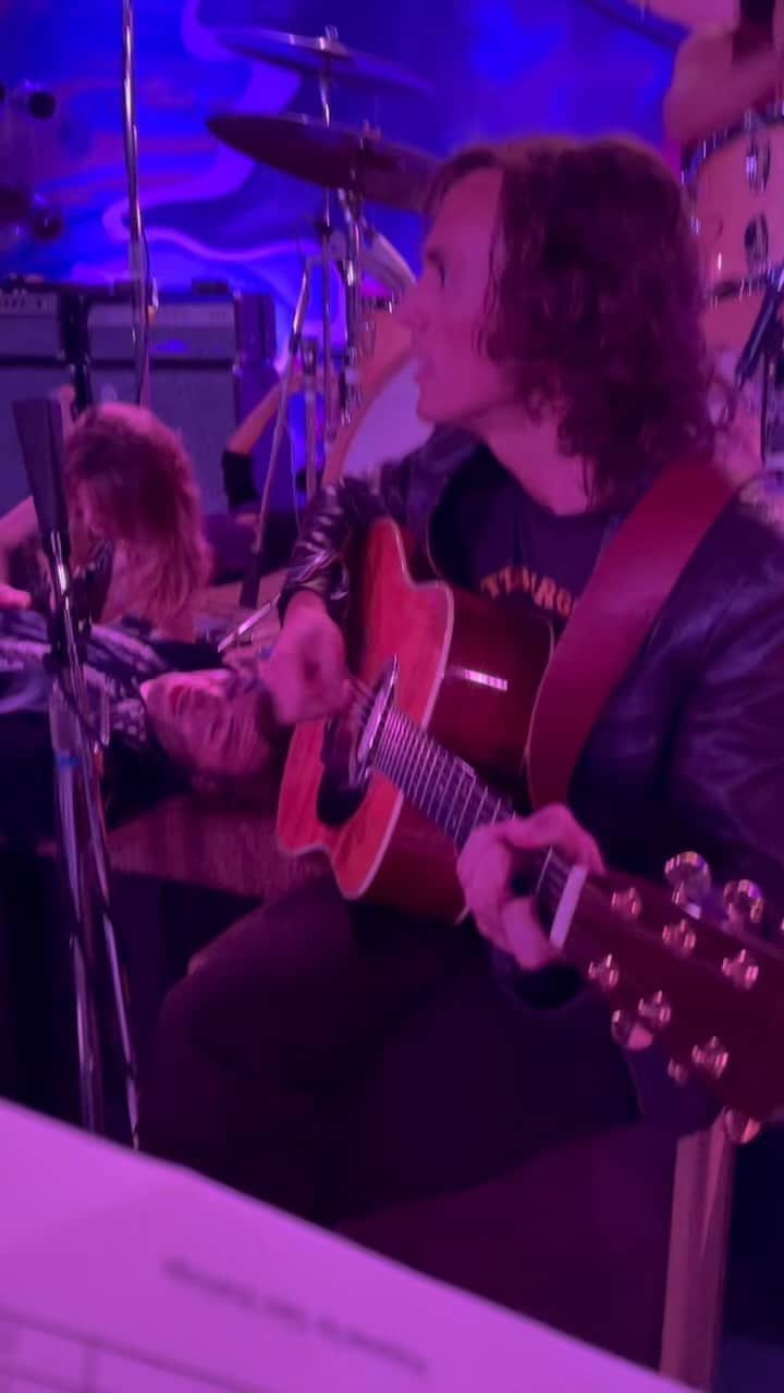 サム・クラフリンのインスタグラム：「I expect this is why I wasn’t invited to be a part of the songwriting team? This is how we passed the time during those long night shoots.   🎥: @whirlygirlmusic」