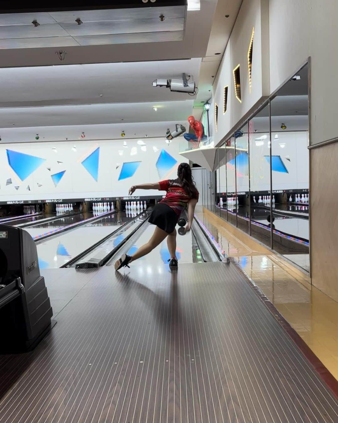 鈴木理沙さんのインスタグラム写真 - (鈴木理沙Instagram)「先週 練習に行った時の写真🎳✨  最近は、 ベビちゃんたちのお昼寝の時間に抜け出してちょこっと投げてます❣️  今の私にとっては…貴重な時間✨ 今までよりも集中して投げるようになりました‼︎  あっ❣️ 4月29日（土）中里社長のbirthday当日に✨🎂🎉 相模原パークレーンズにて🎳 のいちゃんとのWチャレンジマッチがあります💕 中里社長が投げる予定でしたが… 右手首骨折してしまったので、私が投げる事になりました😅💦 スミマセン💦  産後初のチャレンジマッチです😆🎳  皆さん一緒に💕 のいちゃんの少し遅くなったbirthdayと🎂🎉 中里社長の何歳かわからないbirthdayを😝笑 お祝いしませんかぁ〜😍💕  沢山の ご参加お待ちしておりますよ〜❣️  サポートクラブのみんな〜💕 待ってますよ〜❣️笑  #相模原パークレーンズ #練習 #プロボウラー #鈴木理沙 #ABS #ORIRO #株式会社日本ケアクオリティ #プロチャレンジマッチ #岩見彩乃プロ  #可愛い😍💕 #のいちゃん #皆さんにお会い出来るのを楽しみにしております💕」3月27日 4時38分 - risasuzuki0929