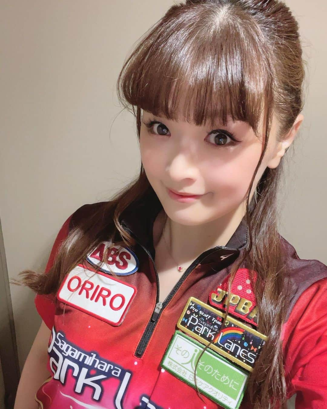 鈴木理沙のインスタグラム：「先週 練習に行った時の写真🎳✨  最近は、 ベビちゃんたちのお昼寝の時間に抜け出してちょこっと投げてます❣️  今の私にとっては…貴重な時間✨ 今までよりも集中して投げるようになりました‼︎  あっ❣️ 4月29日（土）中里社長のbirthday当日に✨🎂🎉 相模原パークレーンズにて🎳 のいちゃんとのWチャレンジマッチがあります💕 中里社長が投げる予定でしたが… 右手首骨折してしまったので、私が投げる事になりました😅💦 スミマセン💦  産後初のチャレンジマッチです😆🎳  皆さん一緒に💕 のいちゃんの少し遅くなったbirthdayと🎂🎉 中里社長の何歳かわからないbirthdayを😝笑 お祝いしませんかぁ〜😍💕  沢山の ご参加お待ちしておりますよ〜❣️  サポートクラブのみんな〜💕 待ってますよ〜❣️笑  #相模原パークレーンズ #練習 #プロボウラー #鈴木理沙 #ABS #ORIRO #株式会社日本ケアクオリティ #プロチャレンジマッチ #岩見彩乃プロ  #可愛い😍💕 #のいちゃん #皆さんにお会い出来るのを楽しみにしております💕」