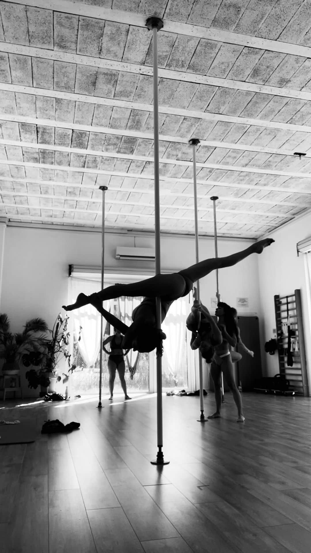 ヴィルジニー・デデューのインスタグラム：「➰ PoLe DaNcE ….. • Chez @tonic_aerial_center by @luciebb_tonic Merci  #flexy #dance #athlete #performer #artist #poledance #split #spin #torsion #pain #difficulty #hard #musik 🎶  - Let me do it what I want - where I feel free!!!!! #44years #whynot  @aixmaville @villedevenelles @decathlondance @decathlon @nabaiji」