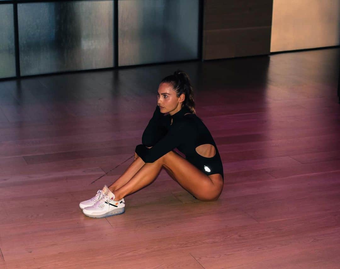 Kirsty Godsoのインスタグラム：「HAPPY AIR MAX DAY 💕⚡️ love you all to the max too 🫶🏼 #airmaxday #nike」