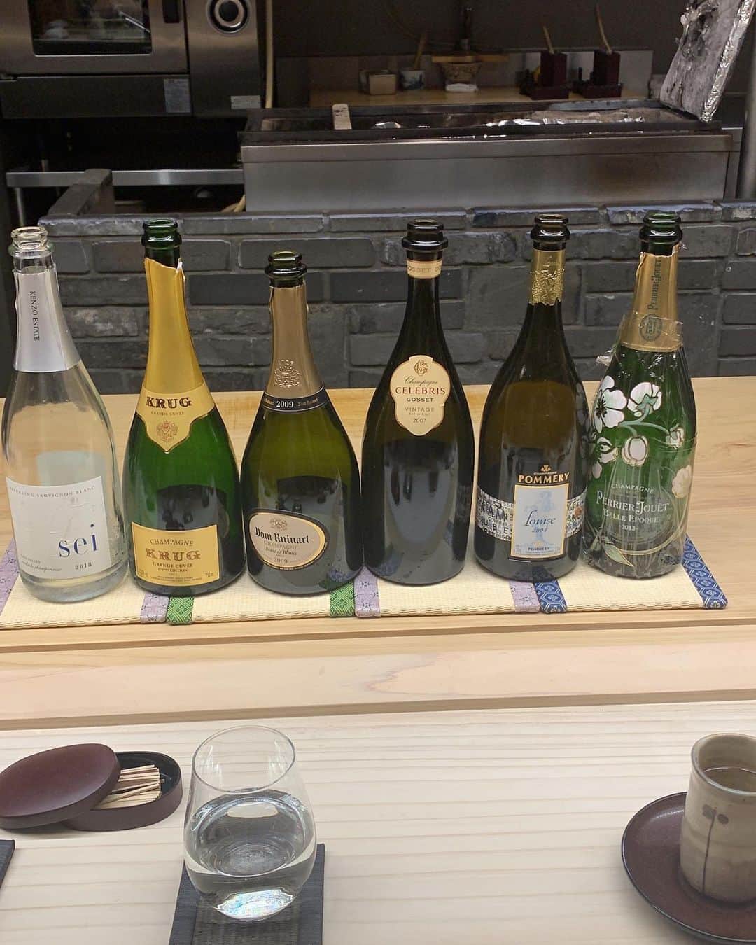 頼朝のインスタグラム：「おぎ乃で prestigeな シャンパーニュ 会 seiは最後実験的比較で こちらはスパークリングです。悪しからず。 #おぎ乃 #赤坂 #シャンパーニュ  #champagne #和食」