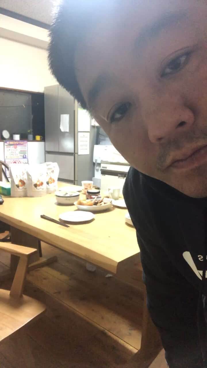 のインスタグラム：「【あかつ部屋のちゃんこの時間】（仮） ご視聴ありがとうございます😊  今夜は、菜の花とあかつの金星ちゃんこ鍋スープで『春のスープパスタ』を作りました。  みじん切りしたにんにくをオリーブオイルで香りが出るまで炒めて、ベーコン、舞茸、菜の花をフライパンで炒めました。 あかつの金星ちゃんこ鍋スープをフライパンに入れ、パスタと和えて出来上がり✨  皆さんも、何か思いついたレシピがありましたら、教えて下さい😊  ごっちゃんでした‼️」