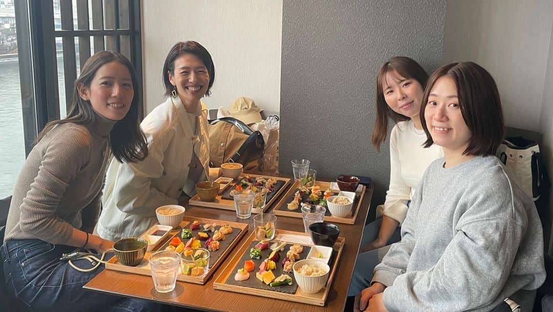 峯村沙紀のインスタグラム：「🌸🍱💝 ・ ・ 私の大好きで大切な仲間との最高の時間💖  笑ったり泣いたりで全てを語り合える仲間がいてくれることに感謝💐  行くお店も話す内容も、時間の過ごし方もだんだん変わってきたり、元に戻る時もあったり🤭  人生についてや、身の回りの大切にしたい人についての話をできる仲間がいるってことに感謝💝  いつもありがとう。  お店はこちら🔽 @washoku_asakusa   #感謝 #仲間 #大切な人 #最幸 #ランチは体にいいもの #和色 #お味噌バイキング #お花見 #隅田川 #浅草ランチ #和食 #和色 #浅草 #女子会 #誕生日プレート #デザートプレート #笑いすぎ #笑顔 #だいすきな人」