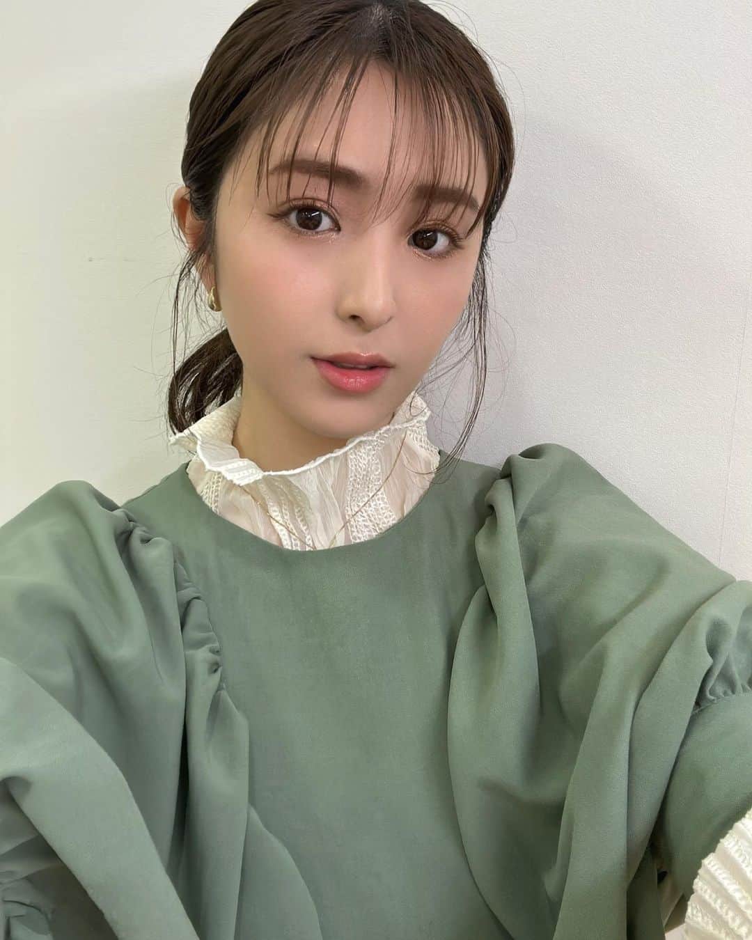 柳いろはのインスタグラム：「＿＿＿＿＿  袖周りにボリューム感ある ワンピで春色取り入れてみた。 ☔︎続きで寒いので レーストップスとレイヤード♡  このあと20:30〜出演しまーす🚴 みてね♡ #abematv  #winticket  ＿＿＿＿＿」