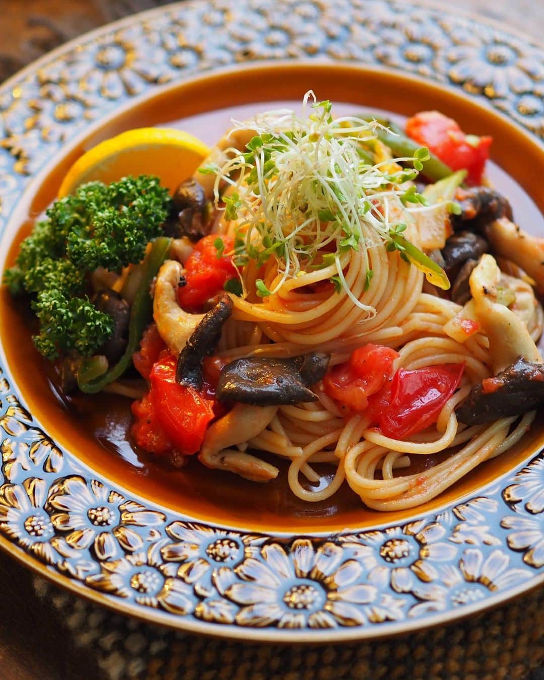 こころのたねさんのインスタグラム写真 - (こころのたねInstagram)「⢀⢄ ．．⢄ ⢀𖧧  今日のお夕飯🍝 ⁡ 𖧷野菜と麹のレモンパスタ 𖧷葱スープ ⁡ パスタの具材は、残り野菜で。 にんにく・ひら茸・ピーマン・つぼみ菜・トマトを たっぷりのオリーブオイルで炒め、 塩麹と醤油だけのシンプルな味付けに。 搾ったレモンがアクセントで美味でした☺️ ⁡ 今日もごちそうさま🙏 ⁡ ⁡ 日々のキロクは𝔸𝕞𝕖𝕓𝕒ブログにも✍️ @kokoronotane ⁡ ⁡ 𖧷 𖧷 𖧷 𖧷 𖧷 𖧷 𖧷 𖧷 𖧷 𖧷 𖧷 𖧷  各、著書発売中です。 📘のほほん御膳 📗のほほん曲げわっぱ弁当 📙美しい作りおき 📕かわいいお菓子 𖧷 𖧷 𖧷 𖧷 𖧷 𖧷 𖧷 𖧷 𖧷 𖧷 𖧷 𖧷 詳細・お求めはハイライトの📚マークから。 ⁡ その他、オリジナル商品 🍵有機茶（6種） 🍲レンジ鍋（3種） 🧸online shop（手づくり） ハイライトの各マークから✧ @kokoronotane ⁡ おでかけアカウント @_tecu_tecu_  はじめてみました𖠿 ⁡ ---- コメントお休み中 いつもありがとうございます🙏 ．．⢄ ．．⢄ ⢀⢄ ．⢀𖧧」3月26日 20時12分 - kokoronotane