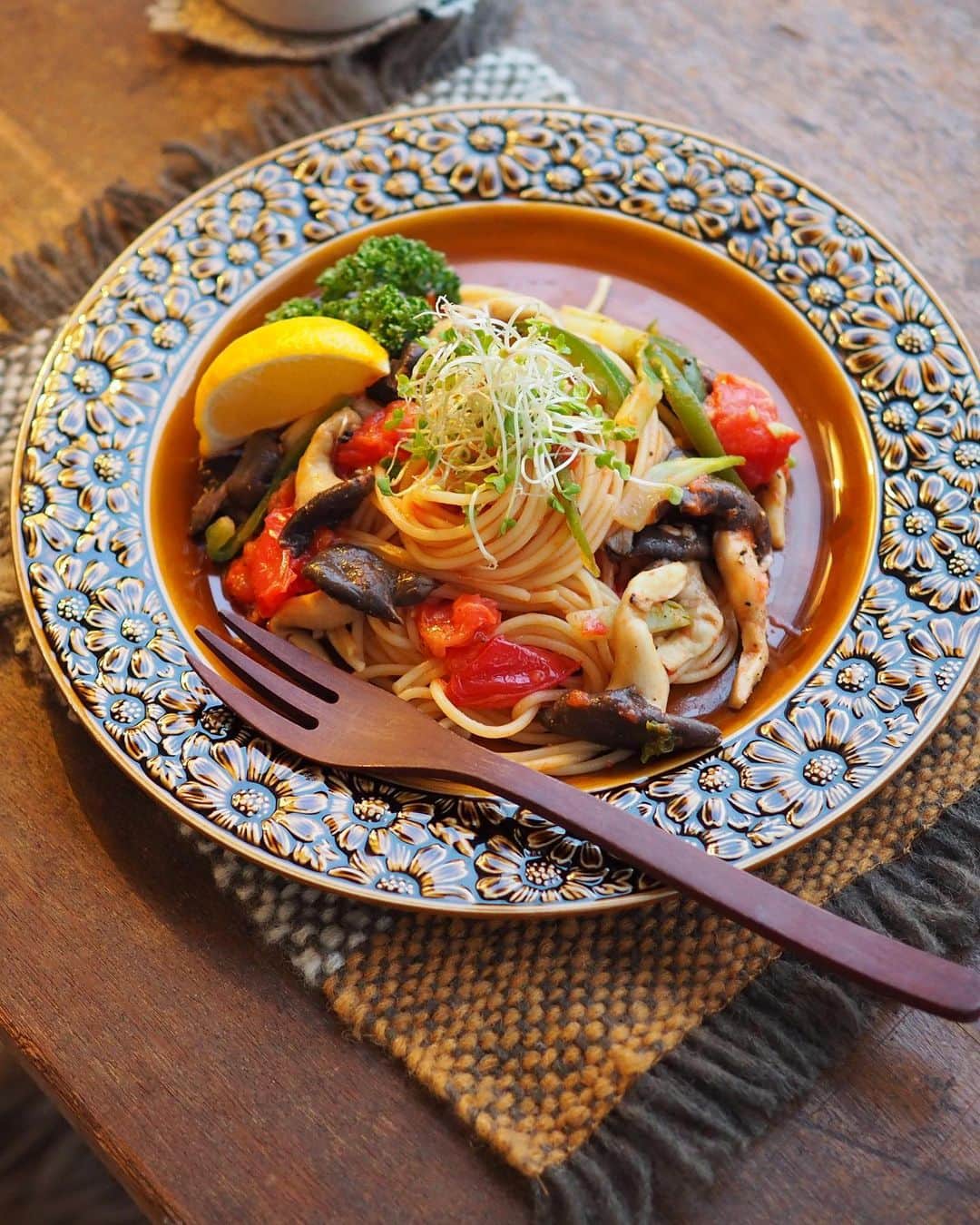 こころのたねさんのインスタグラム写真 - (こころのたねInstagram)「⢀⢄ ．．⢄ ⢀𖧧  今日のお夕飯🍝 ⁡ 𖧷野菜と麹のレモンパスタ 𖧷葱スープ ⁡ パスタの具材は、残り野菜で。 にんにく・ひら茸・ピーマン・つぼみ菜・トマトを たっぷりのオリーブオイルで炒め、 塩麹と醤油だけのシンプルな味付けに。 搾ったレモンがアクセントで美味でした☺️ ⁡ 今日もごちそうさま🙏 ⁡ ⁡ 日々のキロクは𝔸𝕞𝕖𝕓𝕒ブログにも✍️ @kokoronotane ⁡ ⁡ 𖧷 𖧷 𖧷 𖧷 𖧷 𖧷 𖧷 𖧷 𖧷 𖧷 𖧷 𖧷  各、著書発売中です。 📘のほほん御膳 📗のほほん曲げわっぱ弁当 📙美しい作りおき 📕かわいいお菓子 𖧷 𖧷 𖧷 𖧷 𖧷 𖧷 𖧷 𖧷 𖧷 𖧷 𖧷 𖧷 詳細・お求めはハイライトの📚マークから。 ⁡ その他、オリジナル商品 🍵有機茶（6種） 🍲レンジ鍋（3種） 🧸online shop（手づくり） ハイライトの各マークから✧ @kokoronotane ⁡ おでかけアカウント @_tecu_tecu_  はじめてみました𖠿 ⁡ ---- コメントお休み中 いつもありがとうございます🙏 ．．⢄ ．．⢄ ⢀⢄ ．⢀𖧧」3月26日 20時12分 - kokoronotane
